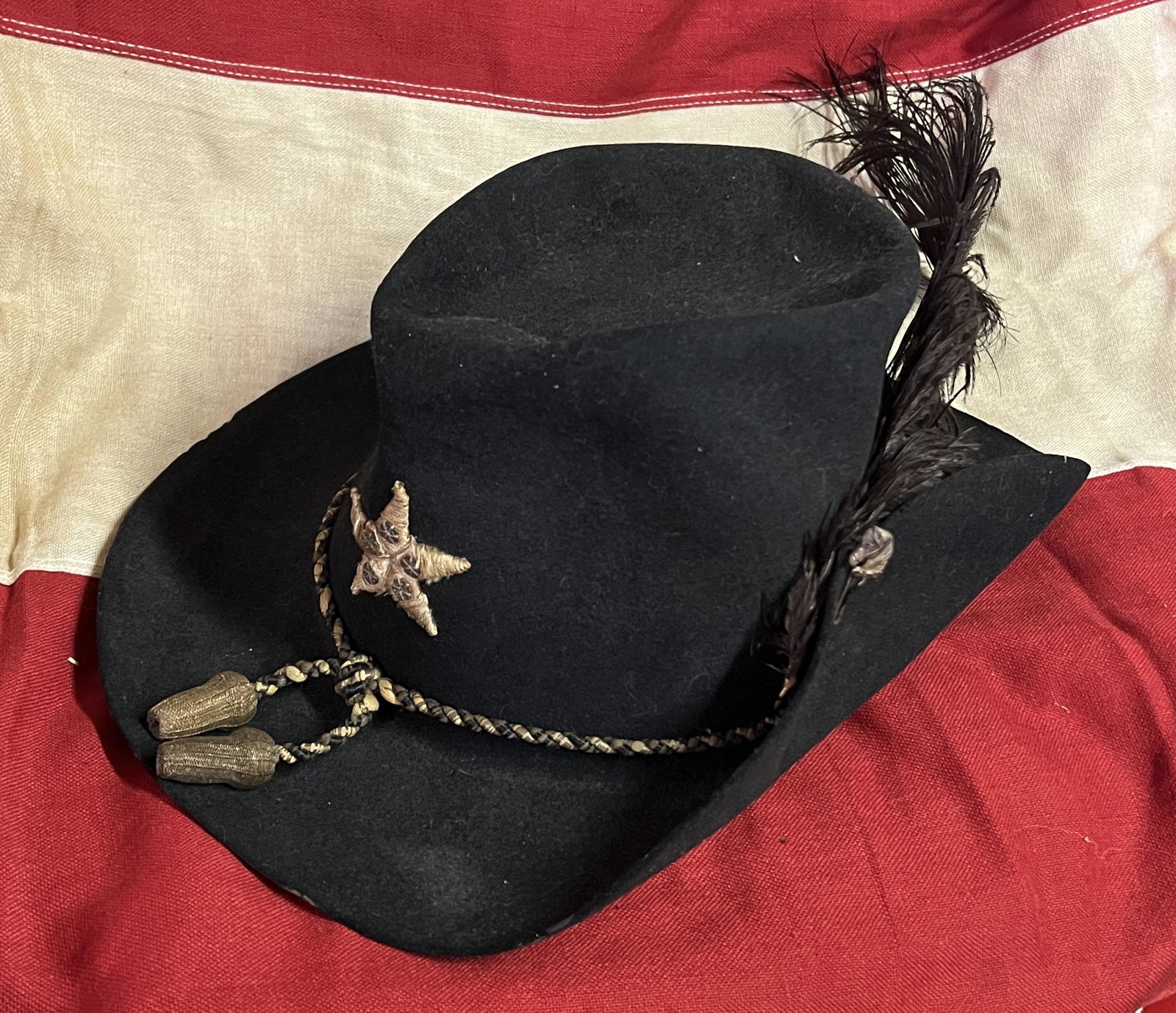 CIVIL WAR CONFEDERATE TEXAS SLOUCH HAT CAP: CIVIL WAR CONFEDERATE TEXAS SLOUCH HAT CAP. THIS IS A RARE FIND. IT IS IN MINT OVERALL SHAPE AND CONDITION WITH A BEAUTIFUL OVERALL PATINA. HAS A HAND SEWN TEXAS STAR WITH ANTIQUE TINY B UTTONS IN THE