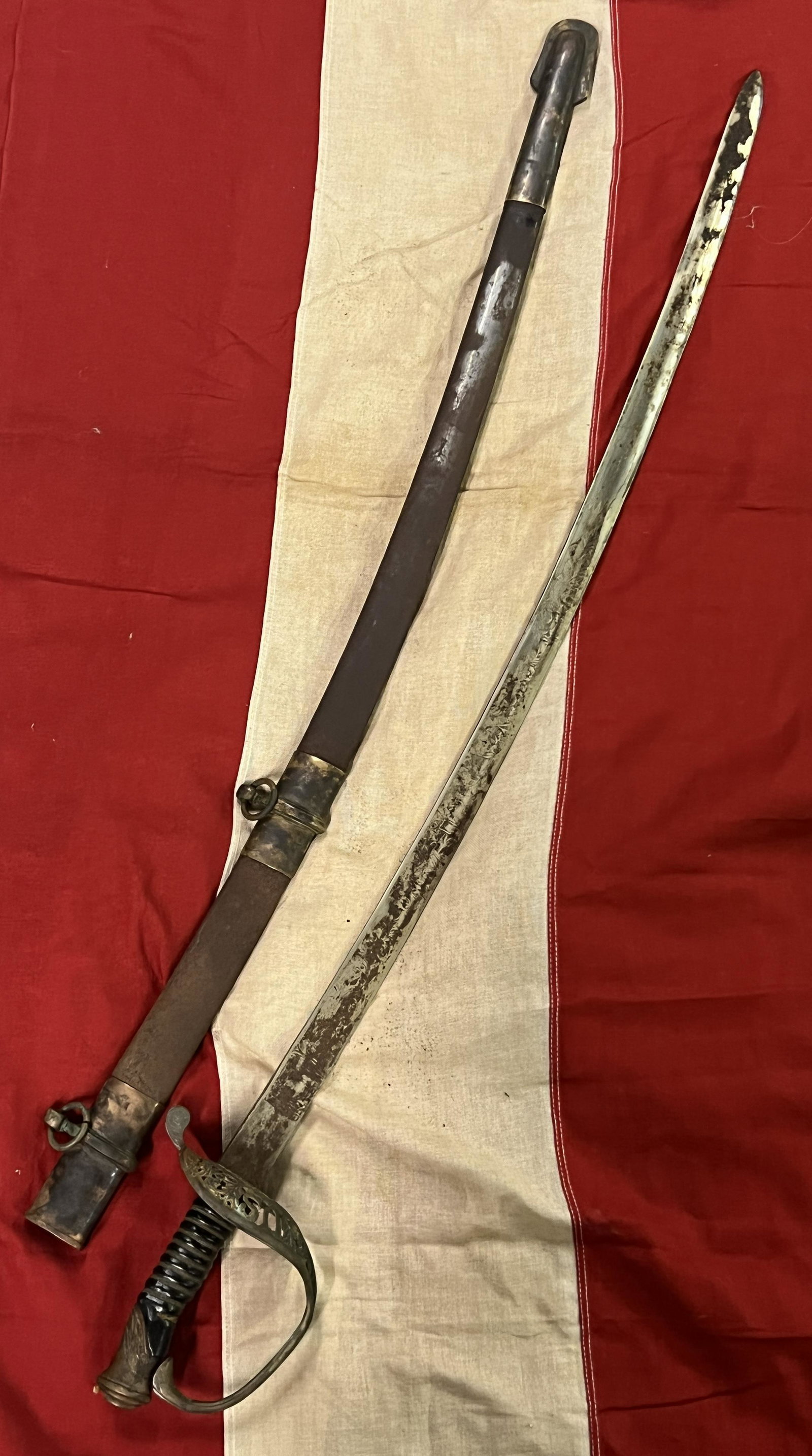 CIVIL WAR DECORATED BLADE OFFICER SABER SWORD WITH SHEATH: CIVIL WAR DECORATED BLADE OFFICER SABER SWORD WITH SHEATH. A RARE FIND. IT IS IN MINT OVERALL SHAPE AND CONDITION WITH A BEAUTIFUL OVERALL PATINA. BEAUTIFULLY ETCHED AND DECORATED BLADE. SHOWS HEAVY P