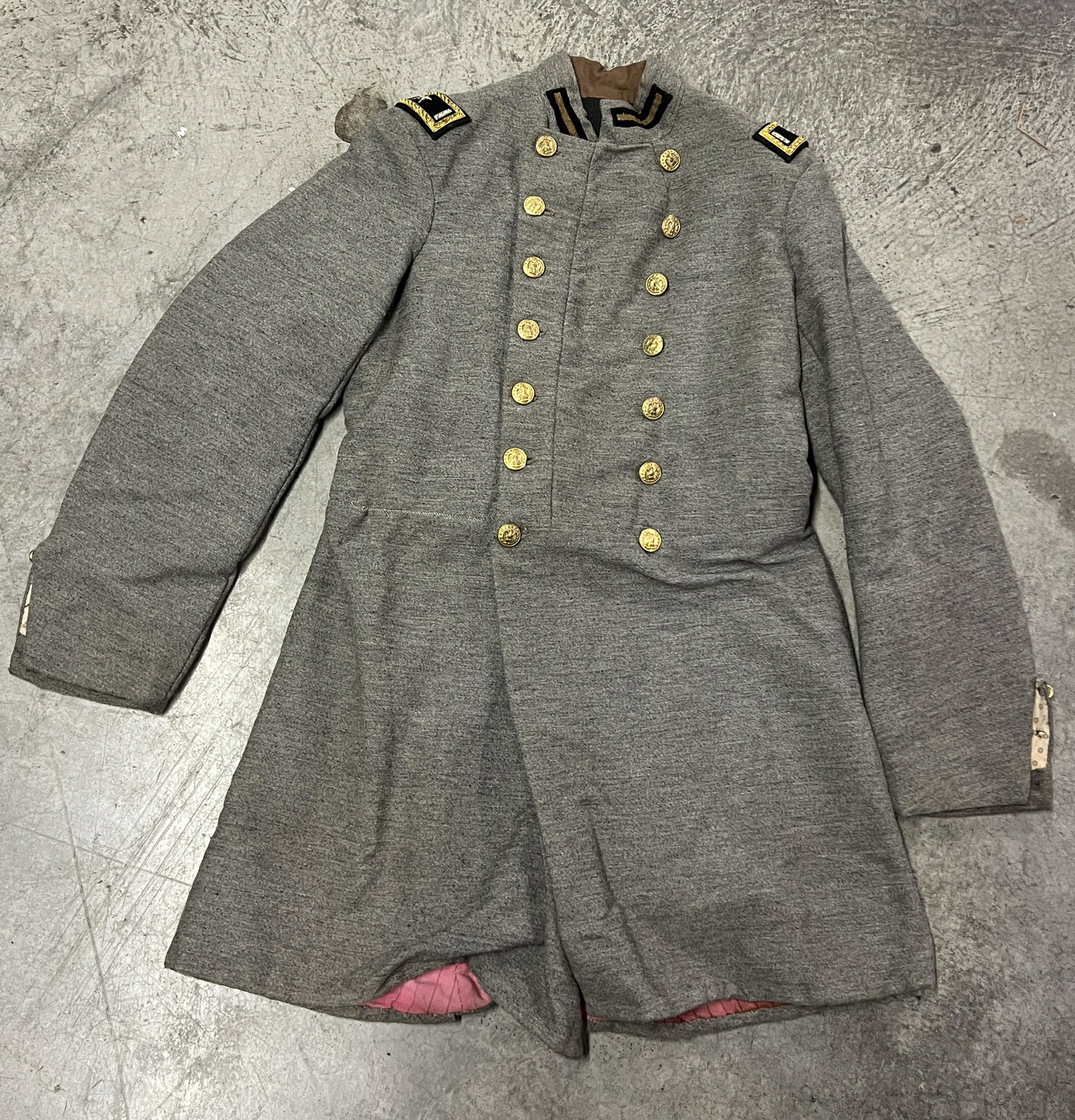CIVIL WAR CONFEDERATE DOUBLE BREASTED 1 STAR OFFICER FROCK COAT: CIVIL WAR CONFEDERATE DOUBLE BREASTED 1 STAR OFFICER FROCK COAT. BEAUTIFUL OFFICERS FROCK COAT WITH BULLION SHOULDER RANK STRAPS IN GOLD WIRE COLLAR INSIGNIA. THE BRASS CONFEDERATE STAFF OFFICER BUTTO
