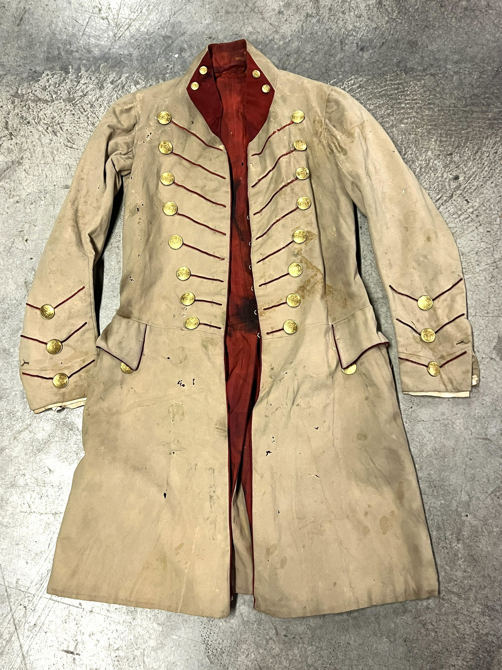 RARE AMERICAN REVOLUTIONARY WAR BRITISH OFFICER COAT: RARE AMERICAN REVOLUTIONARY WAR BRITISH OFFICER COAT. A RARE FIND. IT IS IN MINT OVERALL SHAPE AND CONDITION WITH A BEAUTIFUL OVERALL PATINA. HAS A GREAT LOOK TO IT WITH AN EXCELLENT OVERALL EYE APPEA