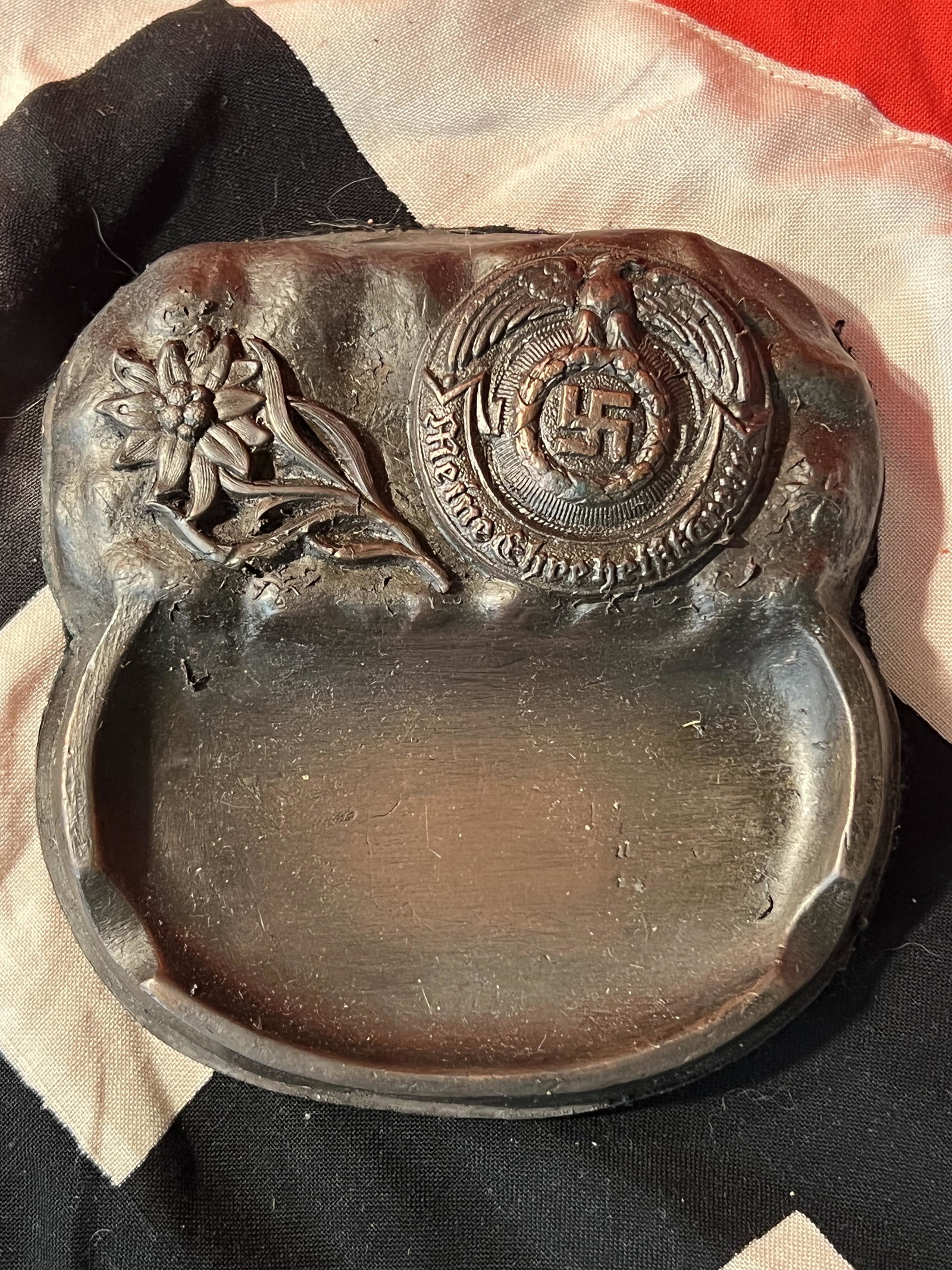 WW2 GERMAN WAFEEN SS MOUNTAIN TROOPS OFFICER ASH TRAY: WW2 GERMAN WAFEEN SS MOUNTAIN TROOPS OFFICER ASH TRAY. A RARE FIND. IT IS IN MINT OVERALL SHAPE AND CONDITION WITH A NICE OVERALL PATINA. SHOWS WEAR AND USE. A WELL CONSTRUCTED ARTIFACT. PLEASE VIEW A