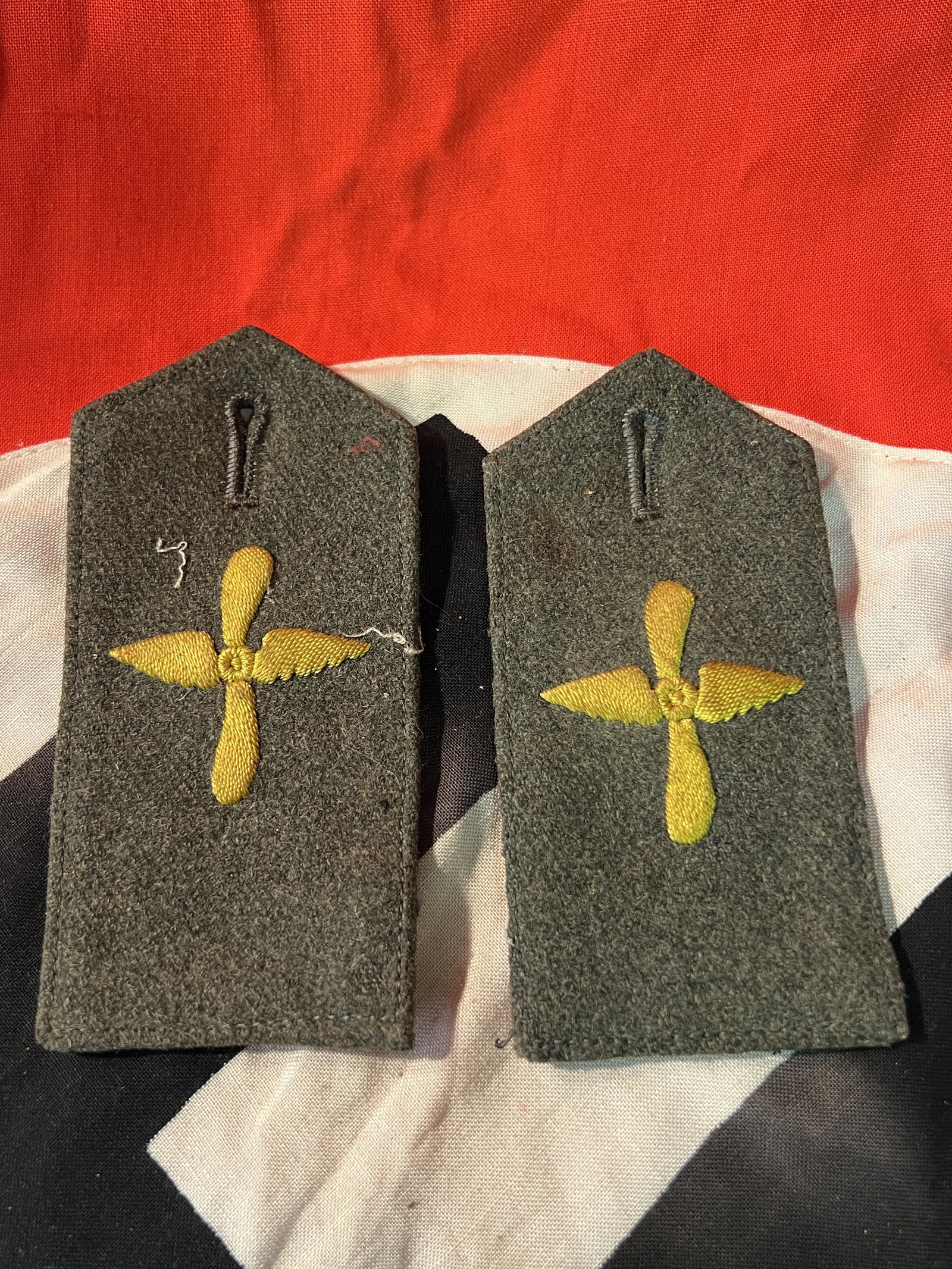 WW2 GERMAN NAZI LUFTWAFFE PILOTS UNIFROM SHOULDER STRAPS: WW2 GERMAN NAZI LUFTWAFFE PILOTS UNIFROM SHOULDER STRAPS. A RARE FIND. IT IS IN MINT OVERALL SHAPE AND CONDITION WITH A BEAUTIFUL OVERALL PATINA. HAS A GREAT LOOK TO IT WITH AN EXCELLENT OVERALL EYE A