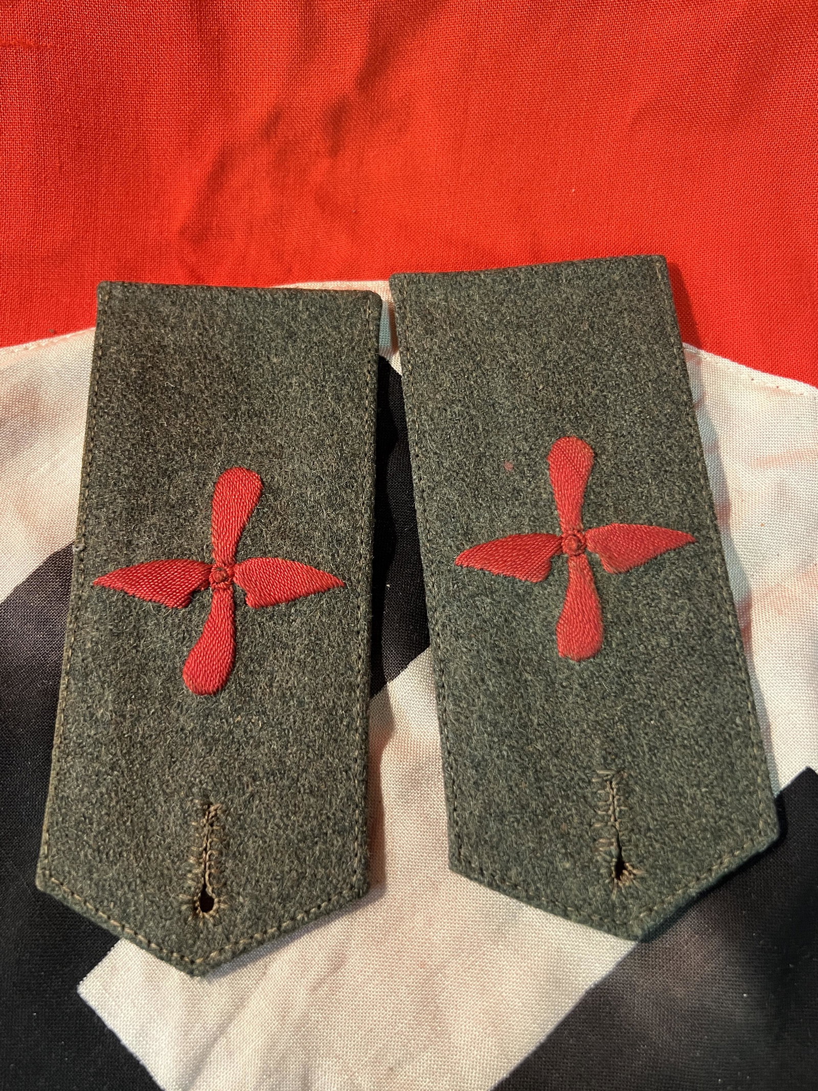 WW2 GERMAN NAZI LUFTWAFFE PILOTS UNIFROM SHOULDER STRAPS: WW2 GERMAN NAZI LUFTWAFFE PILOTS UNIFROM SHOULDER STRAPS. A RARE FIND. IT IS IN MINT OVERALL SHAPE AND CONDITION WITH A BEAUTIFUL OVERALL PATINA. HAS A GREAT LOOK TO IT WITH AN EXCELLENT OVERALL EYE A