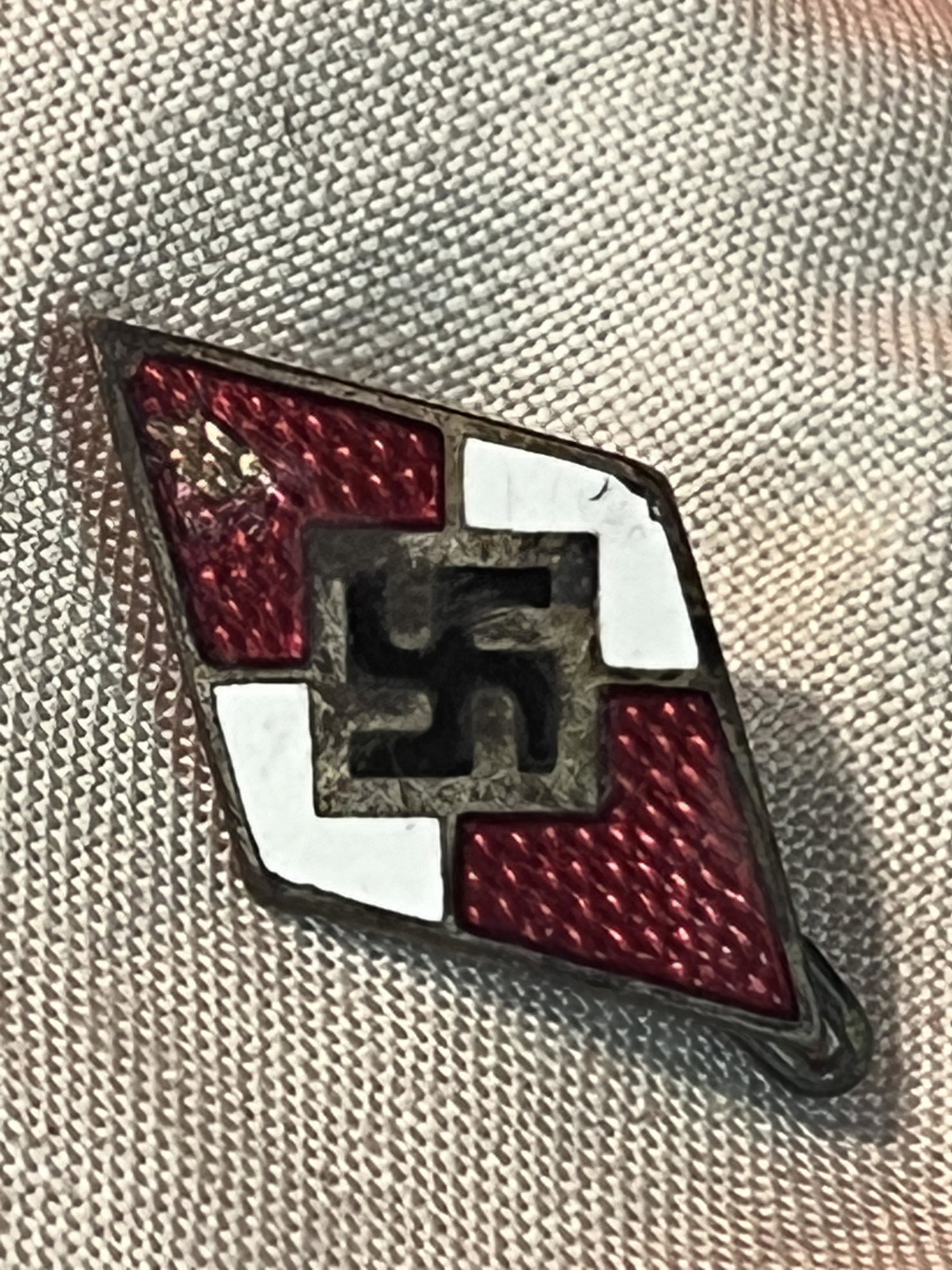 WW2 GERMAN NAZI HITLER YOUTH LAPEL ENAMELED PIN: WW2 GERMAN NAZI HITLER YOUTH LAPEL ENAMELED PIN. A RARE FIND. IT IS IN MINT OVERALL SHAPE AND CONDITION WITH A NICE OVERALL PATINA. SHOWS WEAR AND USE. A WELL CONSTRUCTED ARTIFACT. PLEASE VIEW ALL DET