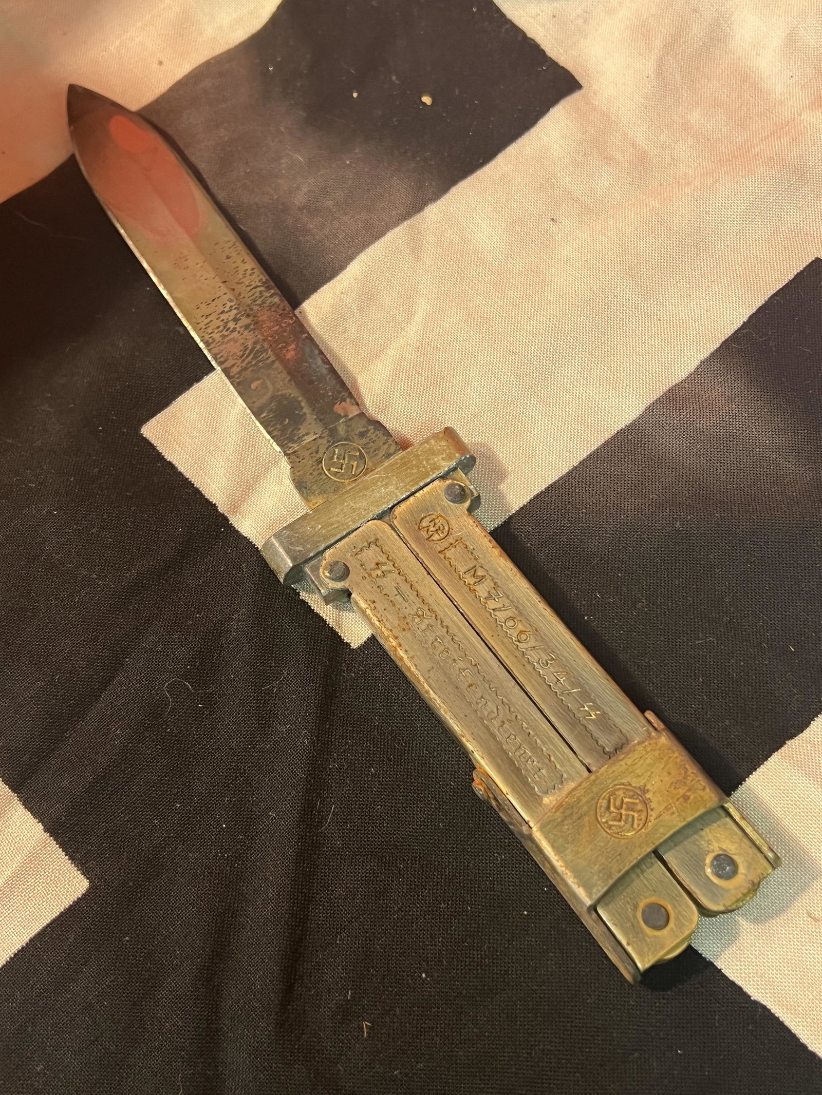 RARE WW2 GERMAN PARATROOPER SS FOLDING GRAVITY KNIFE: RARE WW2 GERMAN PARATROOPER SS FOLDING GRAVITY KNIFE. A RARE FIND. IT IS IN MINT OVERALL SHAPE AND CONDITION WITH A NICE OVERALL PATINA. SHOWS WEAR AND USE. A WELL CONSTRUCTED ARTIFACT. PLEASE VIEW AL