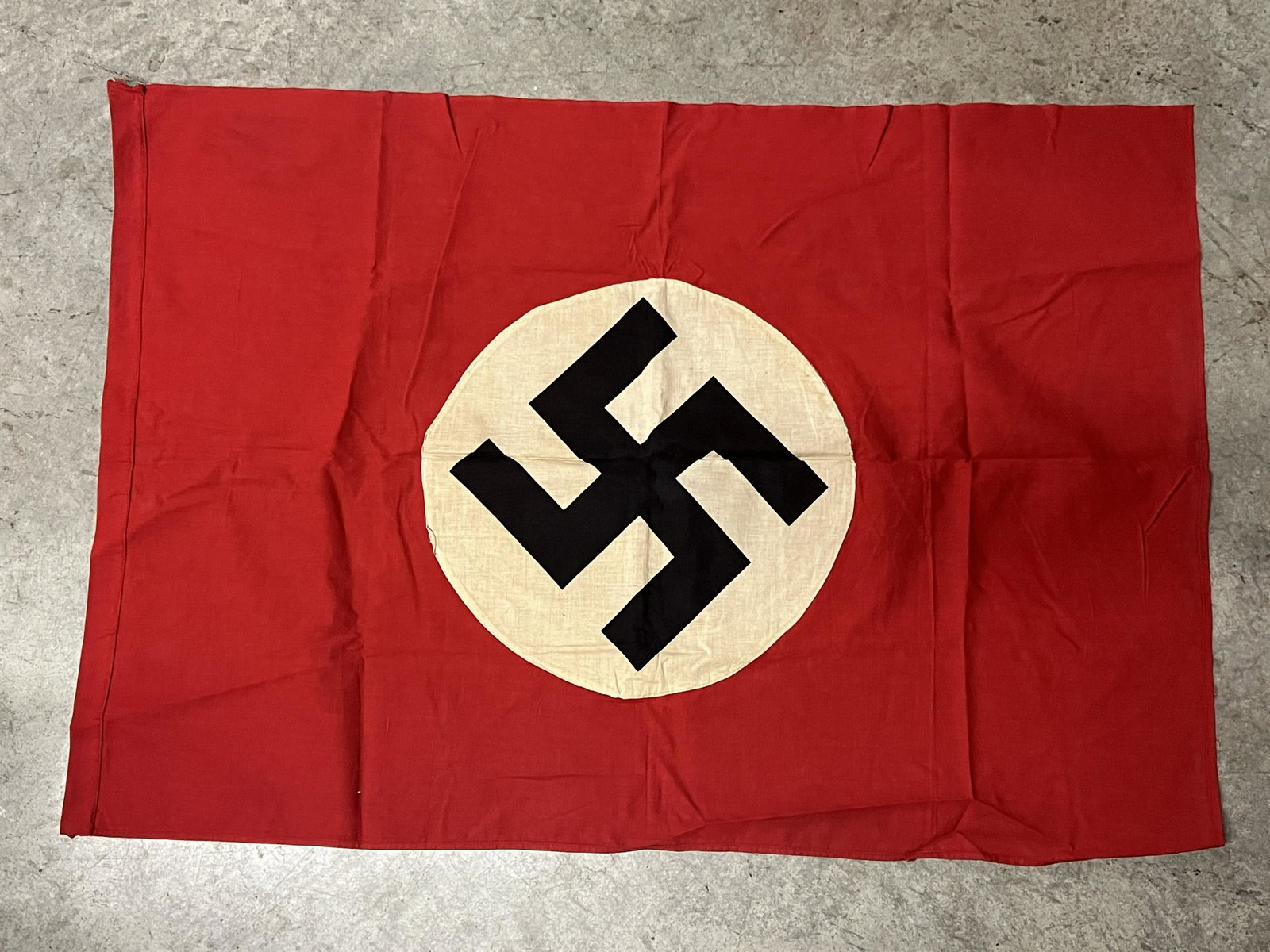 VET BRING BACK WW2 GERMAN NAZI BATTLE FLAG: VET BRING BACK WW2 GERMAN NAZI BATTLE FLAG. A RARE FIND. IT IS IN MINT OVERALL SHAPE AND CONDITION WITH A NICE OVERALL PATINA. SHOWS WEAR AND USE. A WELL CONSTRUCTED ARTIFACT. PLEASE VIEW ALL DETAILED