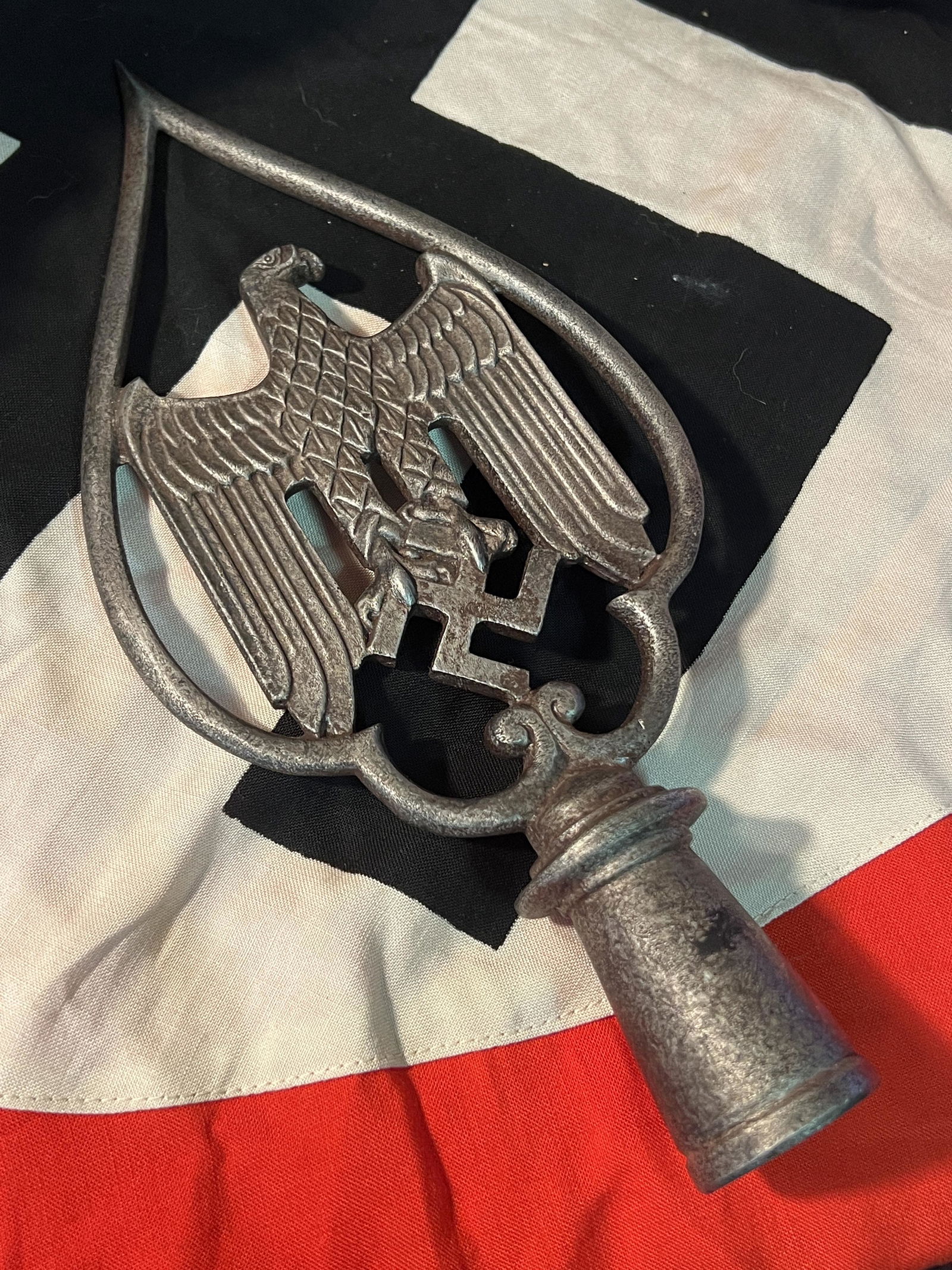 WW2 GERMAN WEHRMACHT EAGLE FLAG POLE TOP - VET BRING BACK: WW2 GERMAN WEHRMACHT EAGLE FLAG POLE TOP - VET BRING BACK. A VERY RARE ARTIFACT. IT IS IN MINT OVERALL SHAPE AND CONDITION WITH A A NICE OVERALL PATINA. SHOWS WEAR AND USE. A WELL CONSTRUCTED ARTIFACT