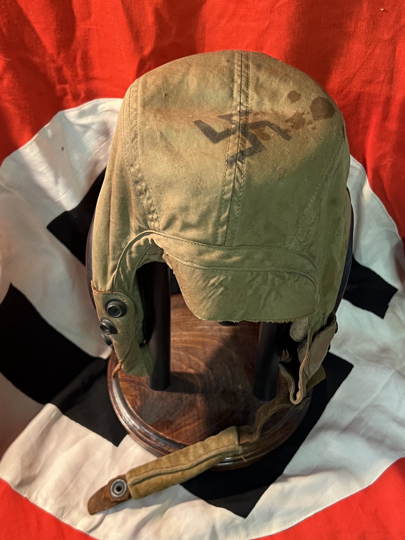 RARE WW2 U.S. AVIATOR PILOTS CANVAS HELMET W/SWASTIKA & BLOOD STAINS: RARE WW2 U.S. AVIATOR PILOTS CANVAS HELMET W/SWASTIKA & BLOOD STAINS. WAS BROUGHT BACK HOME BY A VET. IT IS IN MINT OVERALL SHAPE AND CONDITION WITH A A NICE OVERALL PATINA. SHOWS WEAR AND USE. A WELL