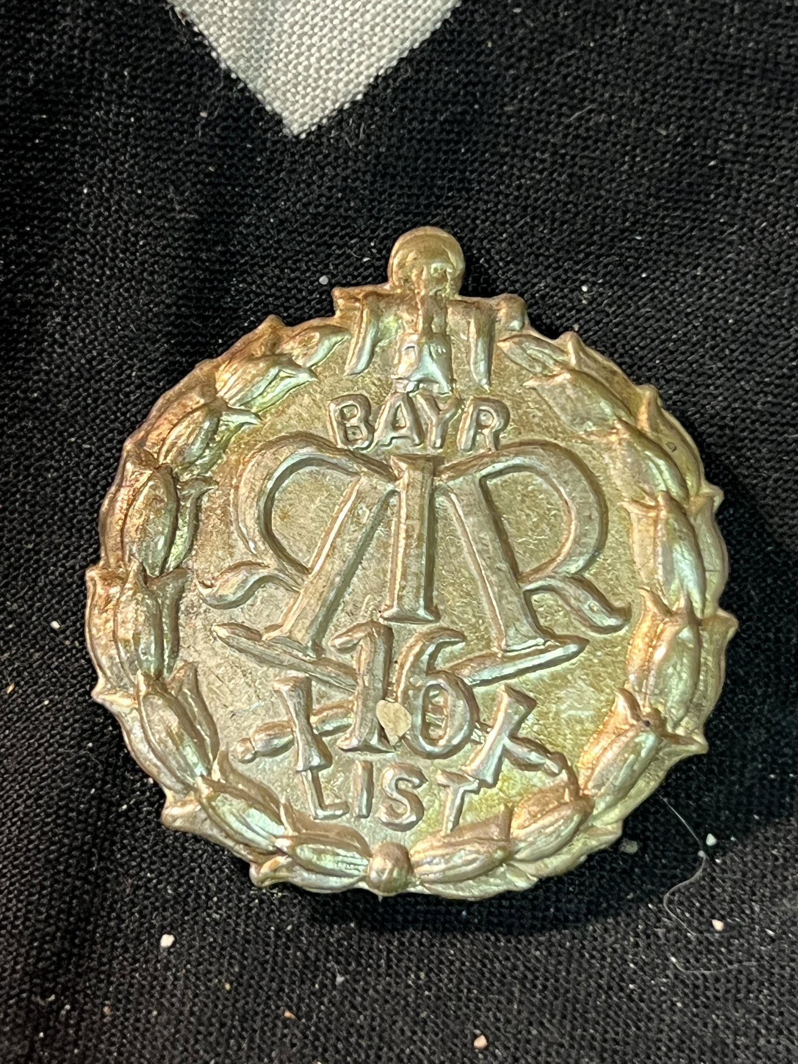 RARE WW1 GERMAN TINNIE BADGE: RARE WW1 GERMAN TINNIE BADGE. A RARE FIND. IT IS IN MINT OVERALL SHAPE AND CONDITION WITH A BEAUTIFUL OVERALL PATINA. A GREAT FIND AND AN EXCELLENT ADDITION TO YOUR COLLECTION.