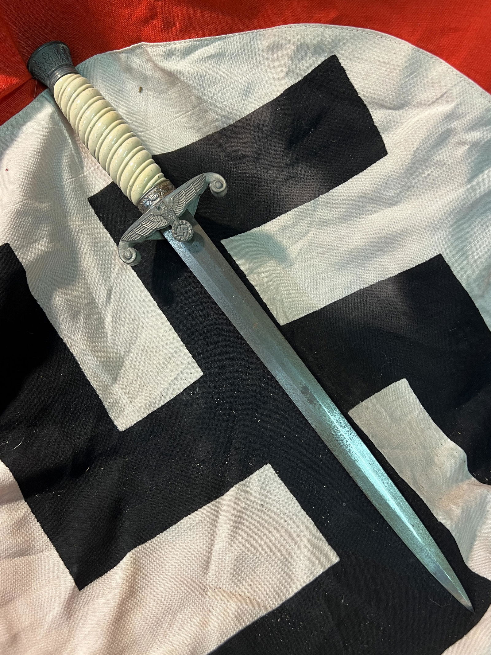 WW2 GERMAN ARMY DRESS DAGGER: WW2 GERMAN ARMY DRESS DAGGER. A RARE FIND. IT IS IN MINT OVERALL SHAPE AND CONDITION WITH A NICE OVERALL PATINA. SHOWS WEAR AND USE. A WELL CONSTRUCTED ARTIFACT. PLEASE VIEW ALL DETAILED PICTURES.