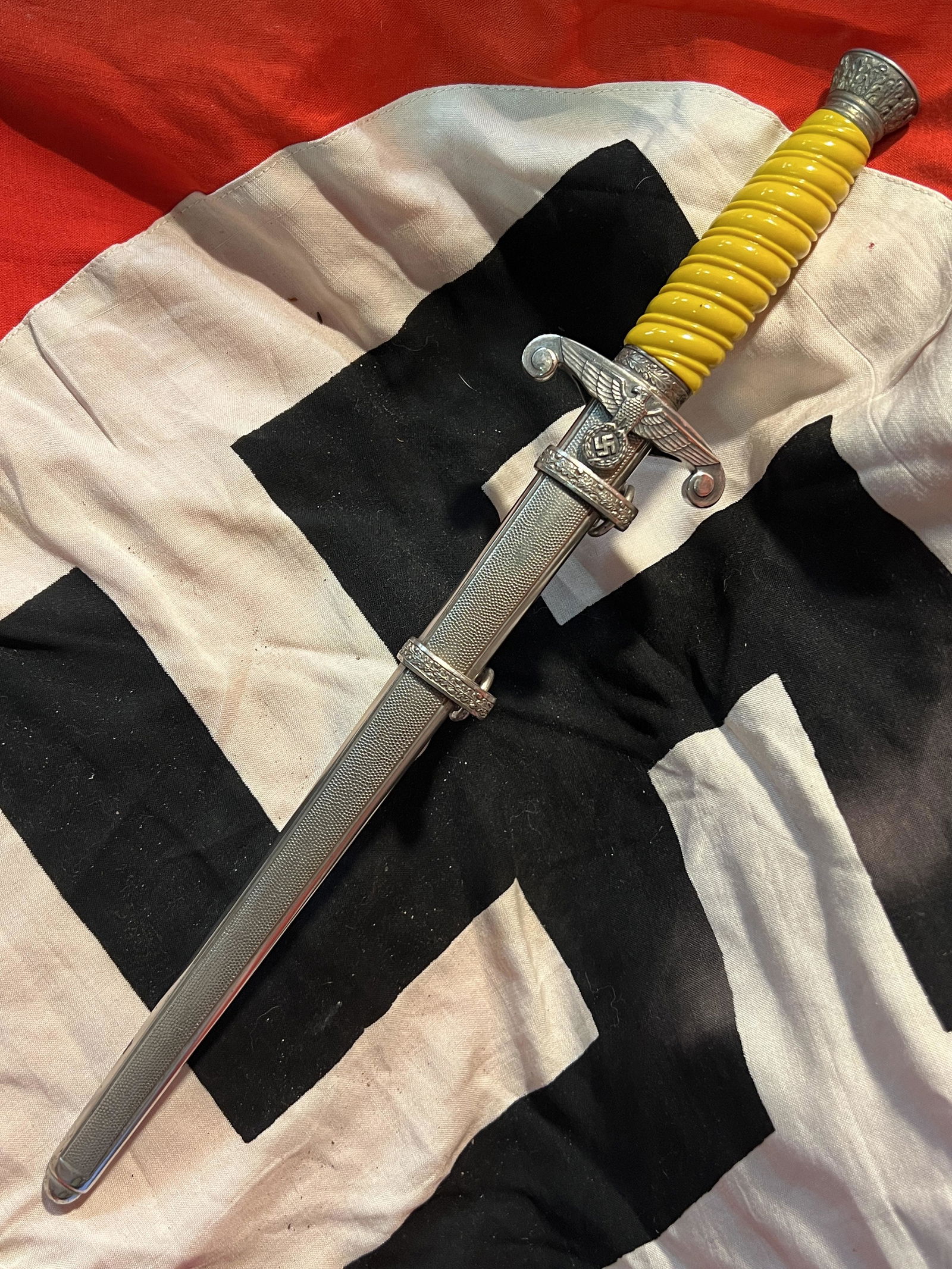 WW2 GERMAN ARMY OFFICERS DAGGER WITH SCABBARD: WW2 GERMAN ARMY OFFICERS DAGGER WITH SCABBARD. A VERY RARE FIND. NO MAKER MARKS ON THE BLADE. IT IS IN MINT OVERALL SHAPE AND CONDITION WITH A NICE OVERALL PATINA. SHOWS WEAR AND USE. A WELL CONSTRUCT