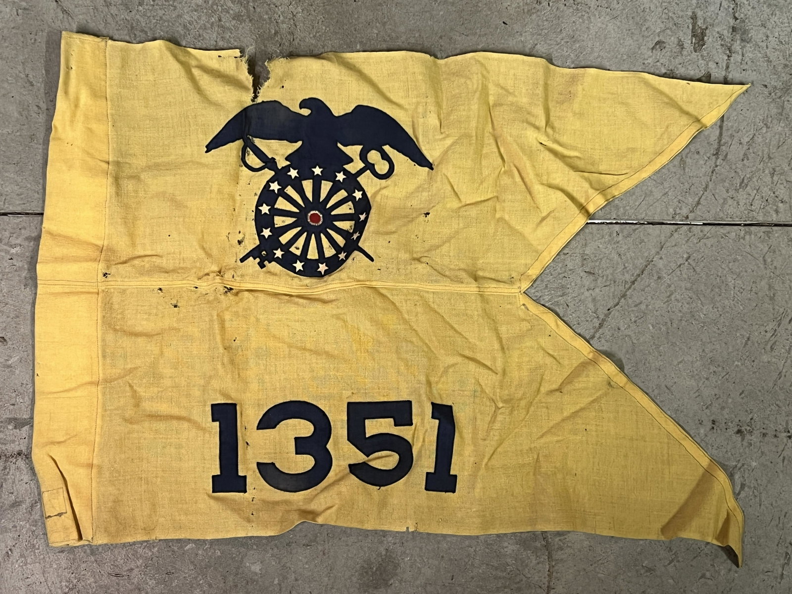 RARE CIVIL WAR BATTLE FLAG WITH 13 STARS: RARE CIVIL WAR BATTLE FLAG WITH 13 STARS. A RARE FIND. IT IS IN MINT OVERALL SHAPE AND CONDITION WITH A BEAUTIFUL OVERALL PATINA. HAS A GREAT LOOK TO IT WITH AN EXCELLENT OVERALL EYE APPEAL. PLEASE VI