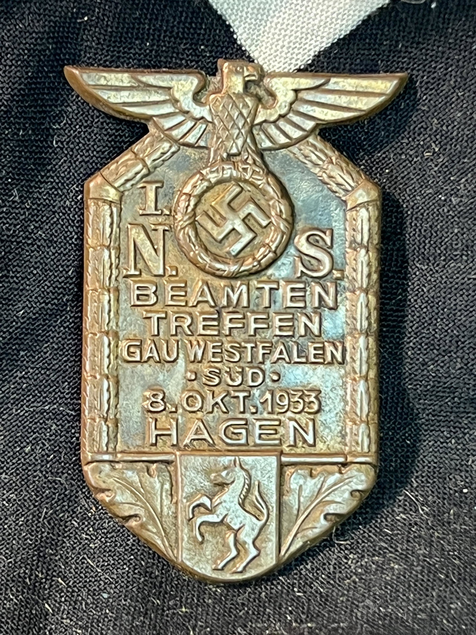 RARE WW2 GERMAN I.N.S. BEAMTEN TREFFEN GAU WESTFALEN TINNIE BADGE: RARE WW2 GERMAN I.N.S. BEAMTEN TREFFEN GAU WESTFALEN TINNIE BADGE. A RARE FIND. IT IS IN MINT OVERALL SHAPE AND CONDITION WITH A BEAUTIFUL OVERALL PATINA. PLEASE VIEW ALL DETAILED PICTURES. A VERY WEL