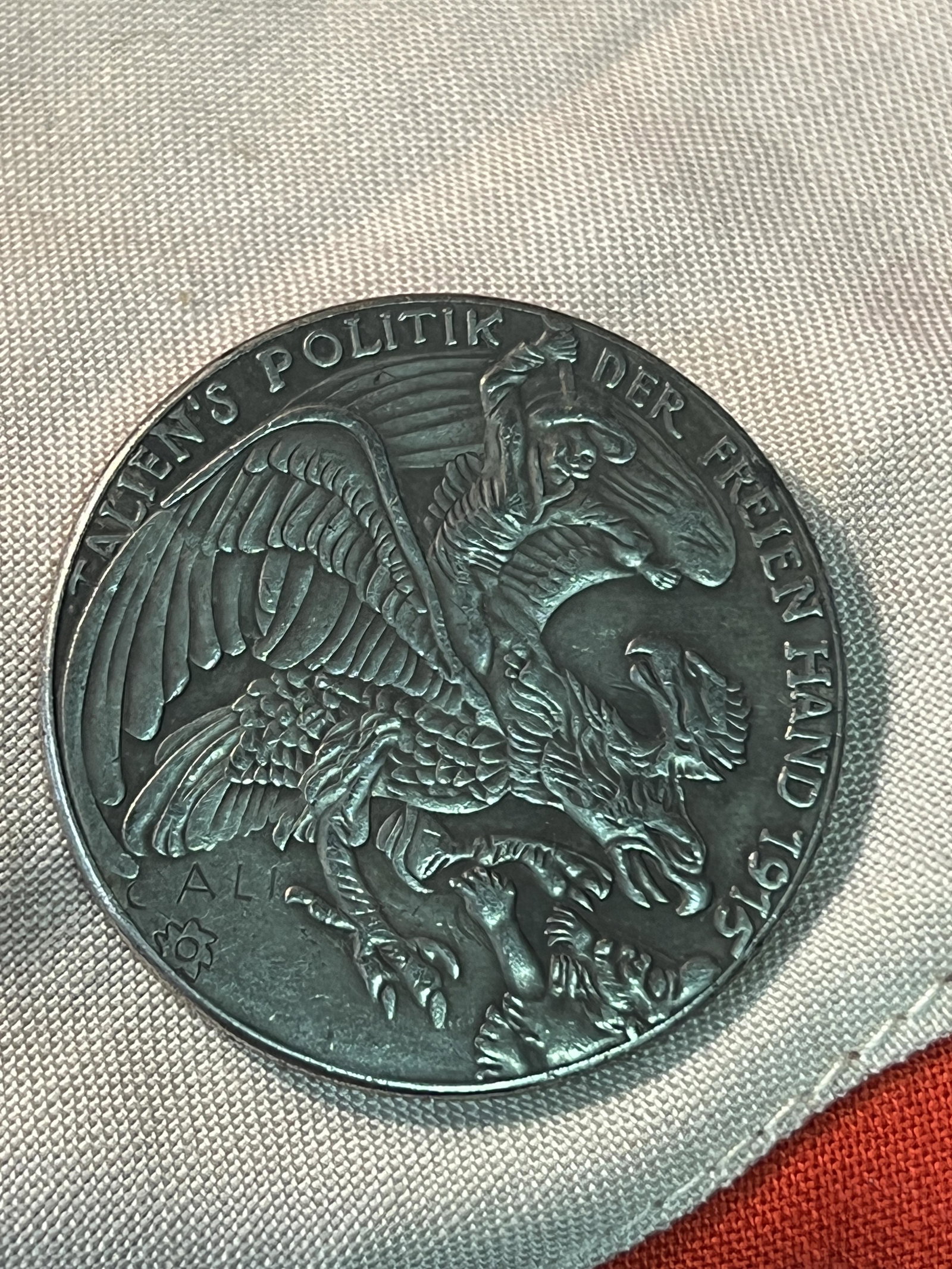 WW1 DATED 1915 GERMAN SILVER MEDAL: WW1 DATED 1915 GERMAN SILVER MEDAL. IT IS IN MINT OVERALL SHAPE AND CONDITION WITH A NICE PATINA THROUGHOUT. PLEASE VIEW ALL DETAILED PICTURES. A WELL MADE ANTIQUE GERMAN ARTIFACT.
