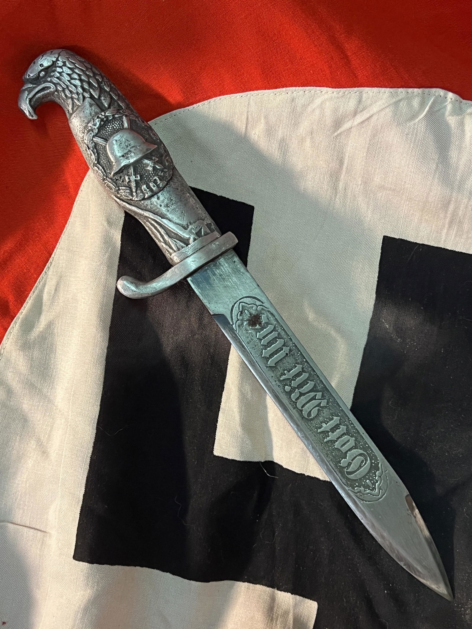 WW1 GERMAN GOTT MIT UNS TRENCH KNIFE - EICKHORN SOLINGEN: WW1 GERMAN GOTT MIT UNS TRENCH KNIFE - EICKHORN SOLINGEN. A RARE FIND. IT IS IN GOOD OVERALL SHAPE AND CONDITION WITH A NICE PATINA THROUGHOUT. PLEASE VIEW ALL DETAILED PICTURES. A WELL MADE ANTIQUE G