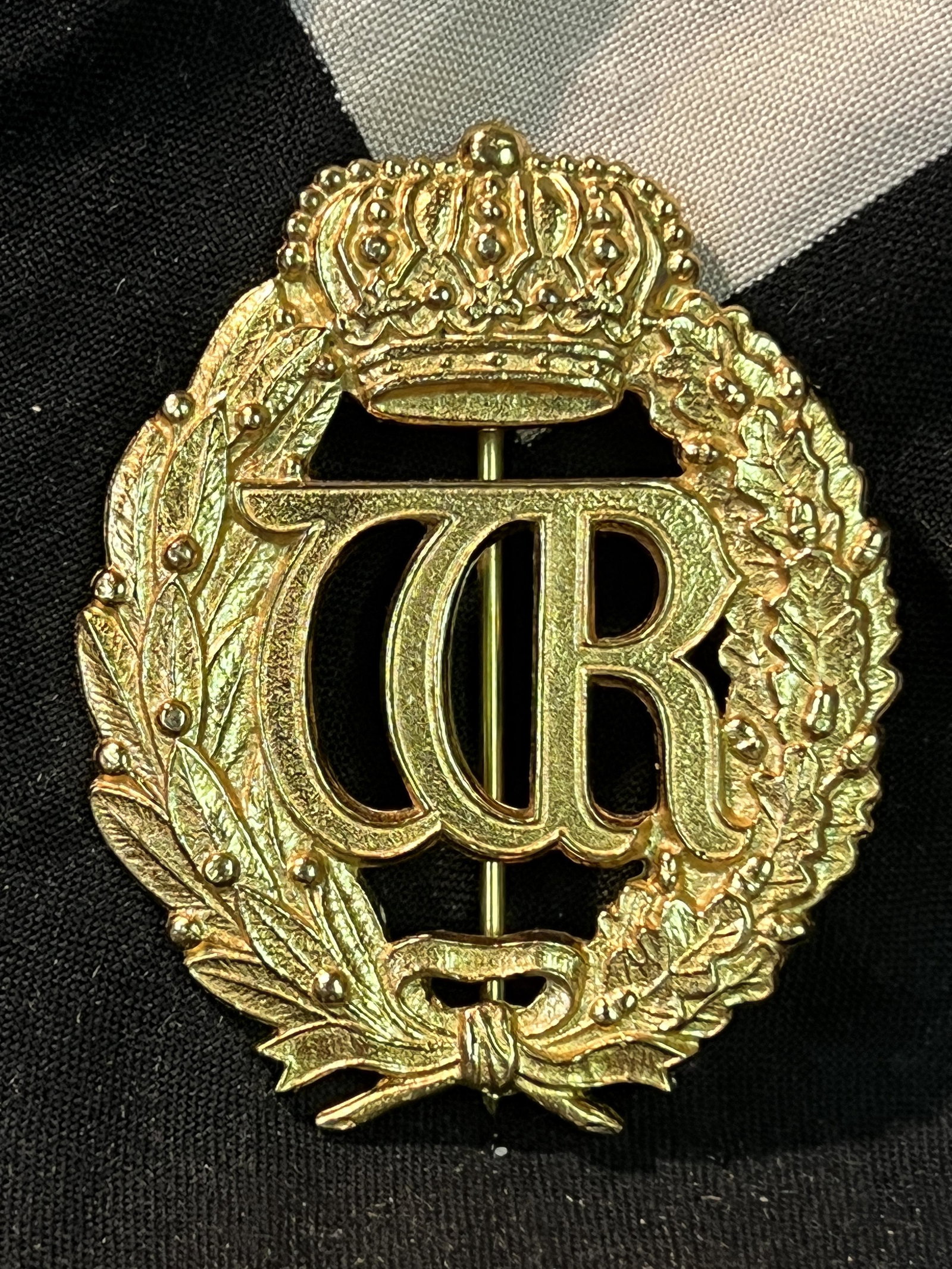WW1 GERMAN PRUSSIAN BADGE IN GOLD: WW1 GERMAN PRUSSIAN BADGE IN GOLD. IN GOOD SHAPE AND CONDITION WITH A NICE PATINA THROUGHOUT. PLEASE VIEW ALL DETAILED PICTURES. A WELL MADE ANTIQUE GERMAN ARTIFACT.