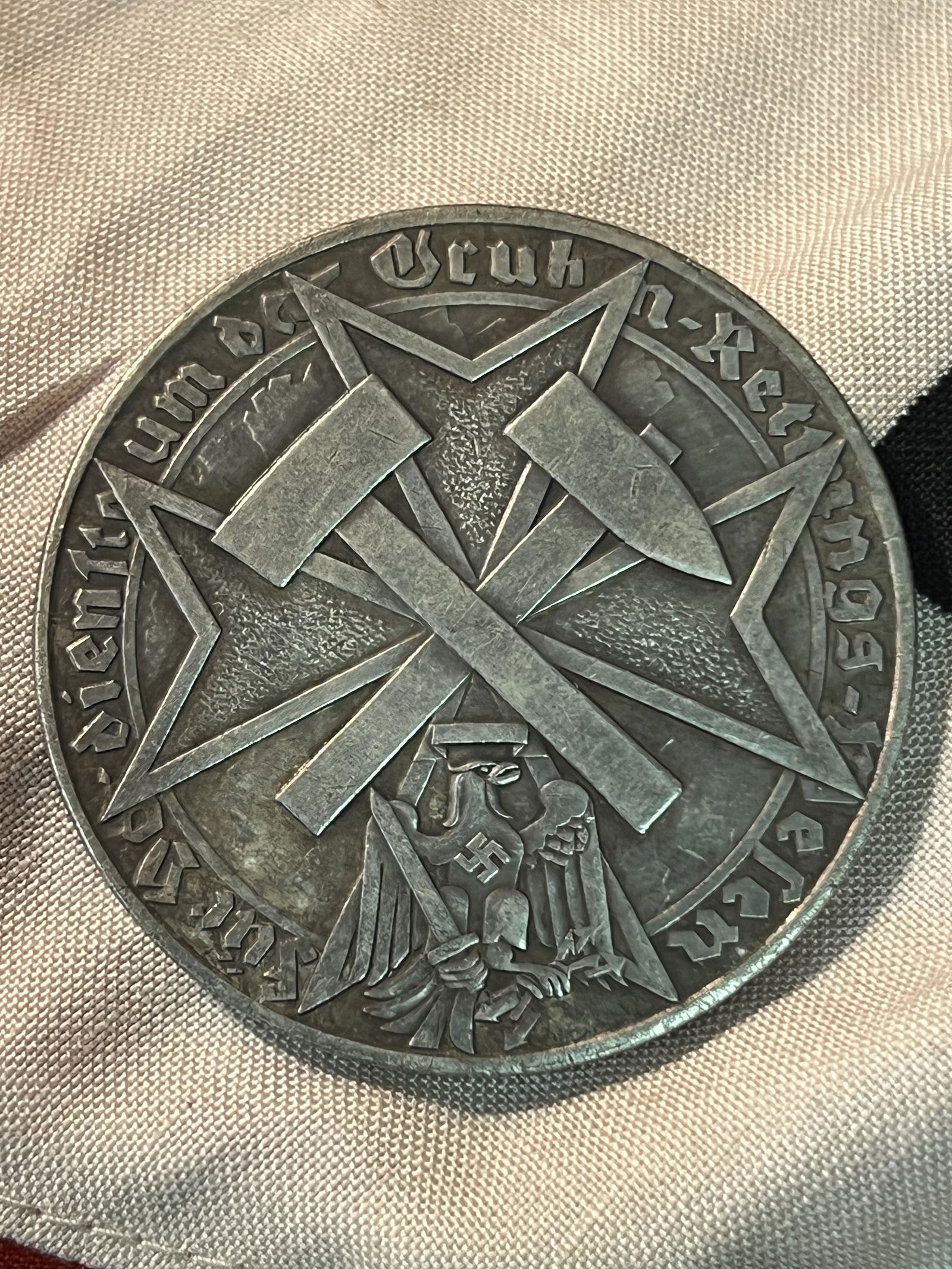 WW2 GERMAN WAFFEN SS WIKING SILVER MEDAL: WW2 GERMAN WAFFEN SS WIKING SILVER MEDAL. IN GOOD SHAPE AND CONDITION WITH A NICE PATINA THROUGHOUT. PLEASE VIEW ALL DETAILED PICTURES. A WELL MADE ANTIQUE GERMAN ARTIFACT.