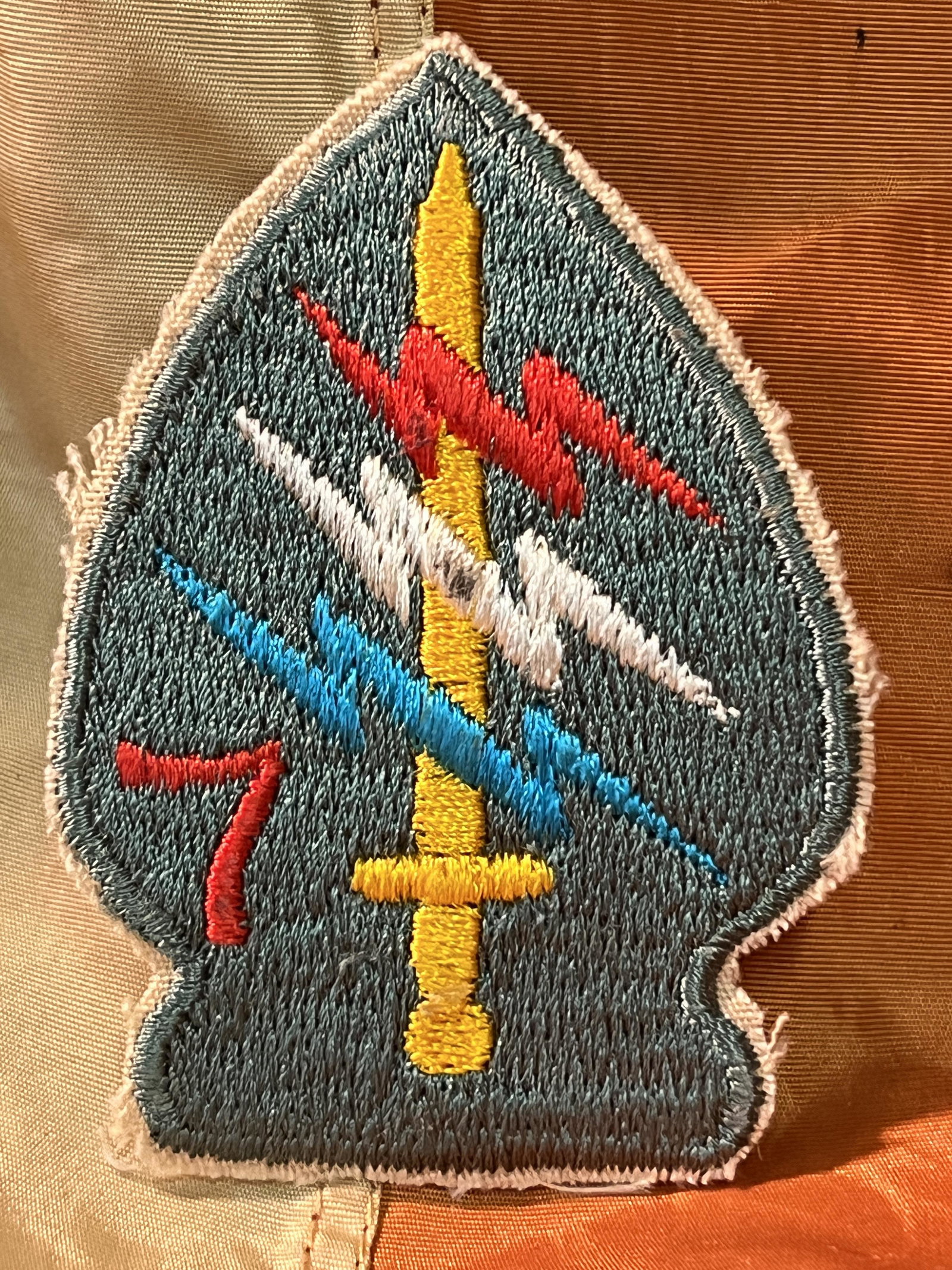 RARE VIETNAM WAR SLEEVE SPADES CLOTH BADGE: RARE VIETNAM WAR SLEEVE SPADES CLOTH BADGE. A RARE FIND. IT IS IN GOOD OVERALL SHAPE AND CONDITION WITH A NICE PATINA THROUGHOUT. PLEASE VIEW ALL DETAILED PICTURES. A WELL MADE ANTIQUE GERMAN ARTIFACT