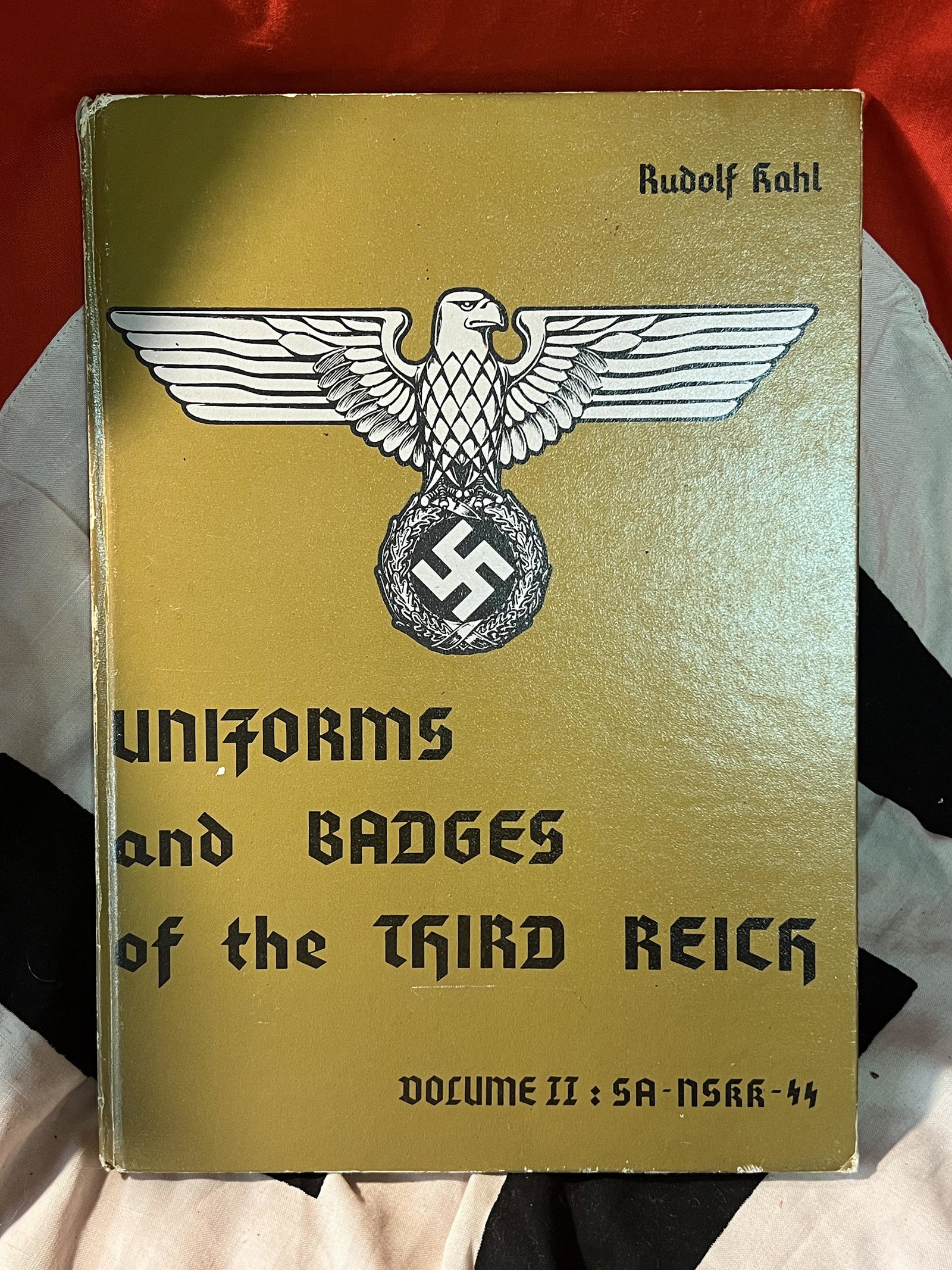 RUDOLF KAHL WW2 GERMAN UNIFORM AND BADGES OF 3RD REICH SS BOOK: RUDOLF KAHL WW2 GERMAN UNIFORM AND BADGES OF 3RD REICH BOOK. IN GOOD OVERAL SHAPE AND CONDITION. PLEASE VIEW ALL DETAILED PICTURES.