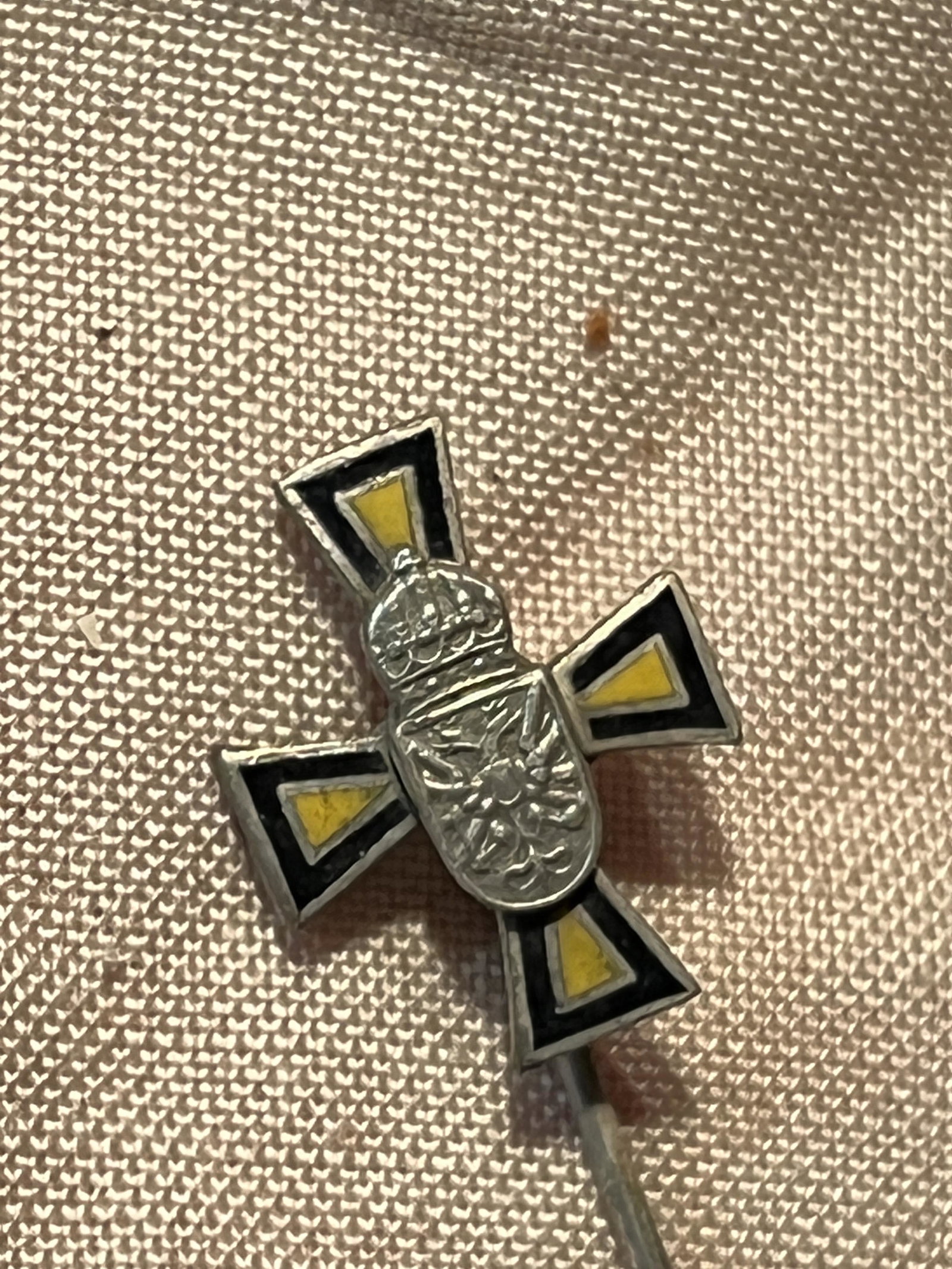 RARE WW1 GERMAN PRUSSIAN ENAMALED CROSS PIN: RARE WW1 GERMAN PRUSSIAN ENAMALED CROSS PIN. IN GOOD SHAPE AND OVERALL CONDITION WITH A NICE PATINA THROUGHOUT. PLEASE VIEW ALL DETAILED PICTURES. A WELL MADE ANTIQUE GERMAN ARTIFACT.