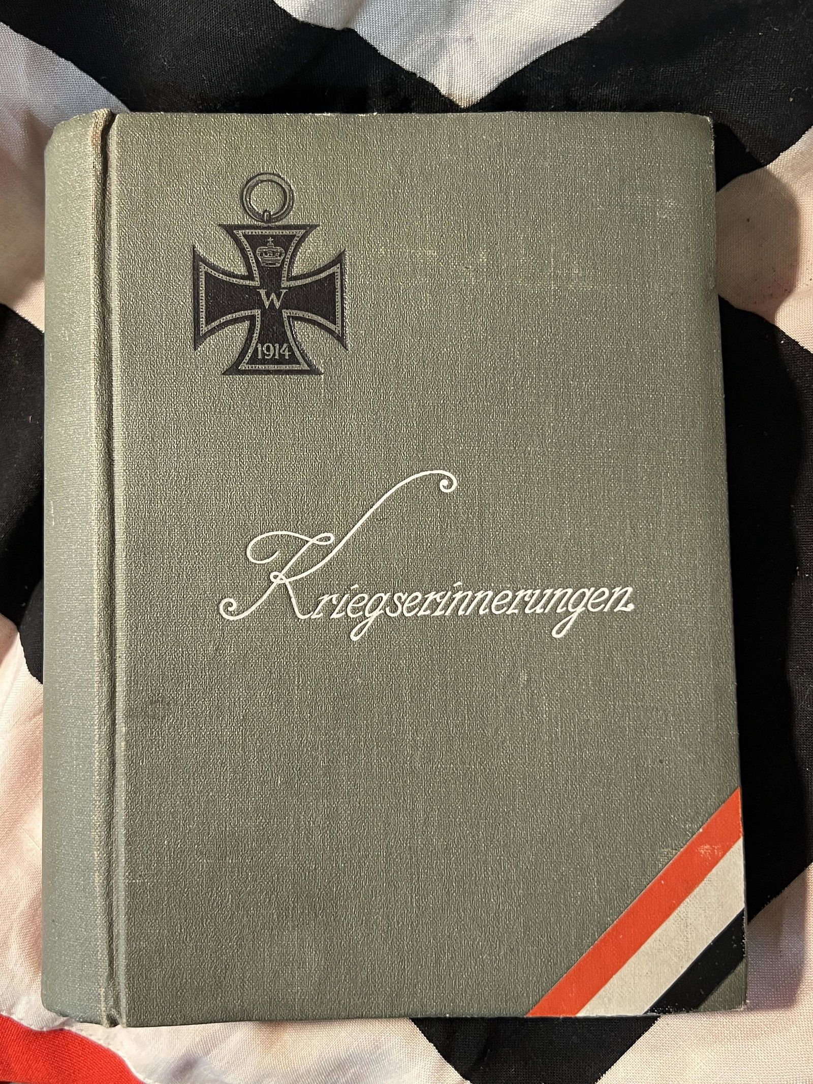 WW1 GERMAN KRIEGSERINNERUNGEN BOOKLET FILLED WITH POSTCARDS, PICTURES, ETC.: WW1 GERMAN KRIEGSERINNERUNGEN BOOKLET FILLED WITH POSTCARDS, PICTURES, ETC. SOLD AS FOUND - AS A LOT - ALL FOR ONE MONEY. IN GOOD SHAPE AND CONDITION. PLEASE VIEW ALL DETAILED PICTURES. VARIOUS STUFF 