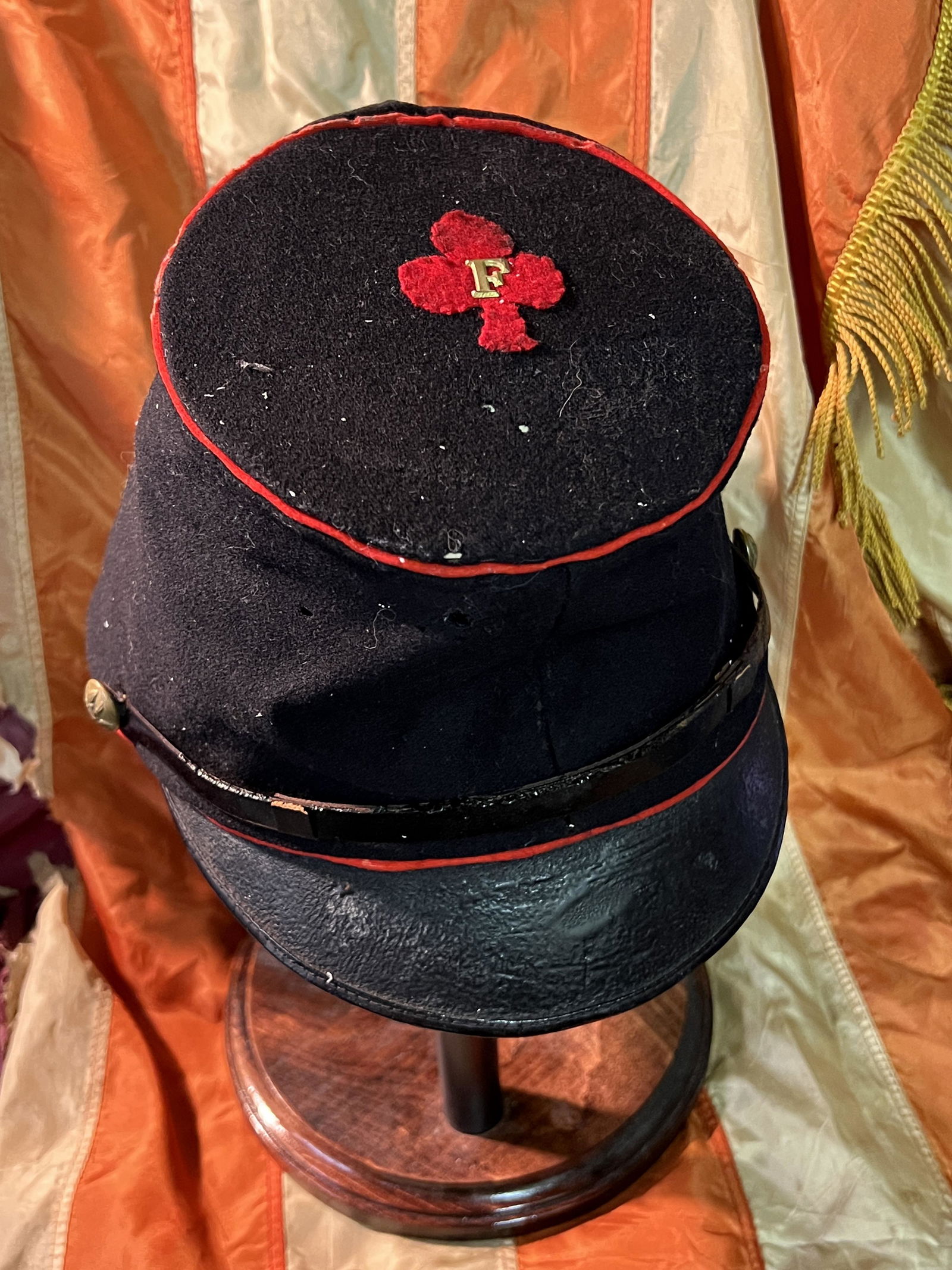 ID'D CIVIL WAR 1ST CORPS 1ST DIV. OFFICER BUMMERS CAP HAT KEPI: ID'D CIVIL WAR 1ST CORPS 1ST DIV. OFFICER BUMMERS CAP HAT KEPI. A VERY RARE FIND. IT IS IN MINT OVERALL SHAPE AND CONDITION WITH A BEAUTIFUL OVERALL PATINA. HAS A GREAT LOOK TO IT WITH AN EXCELLENT OV