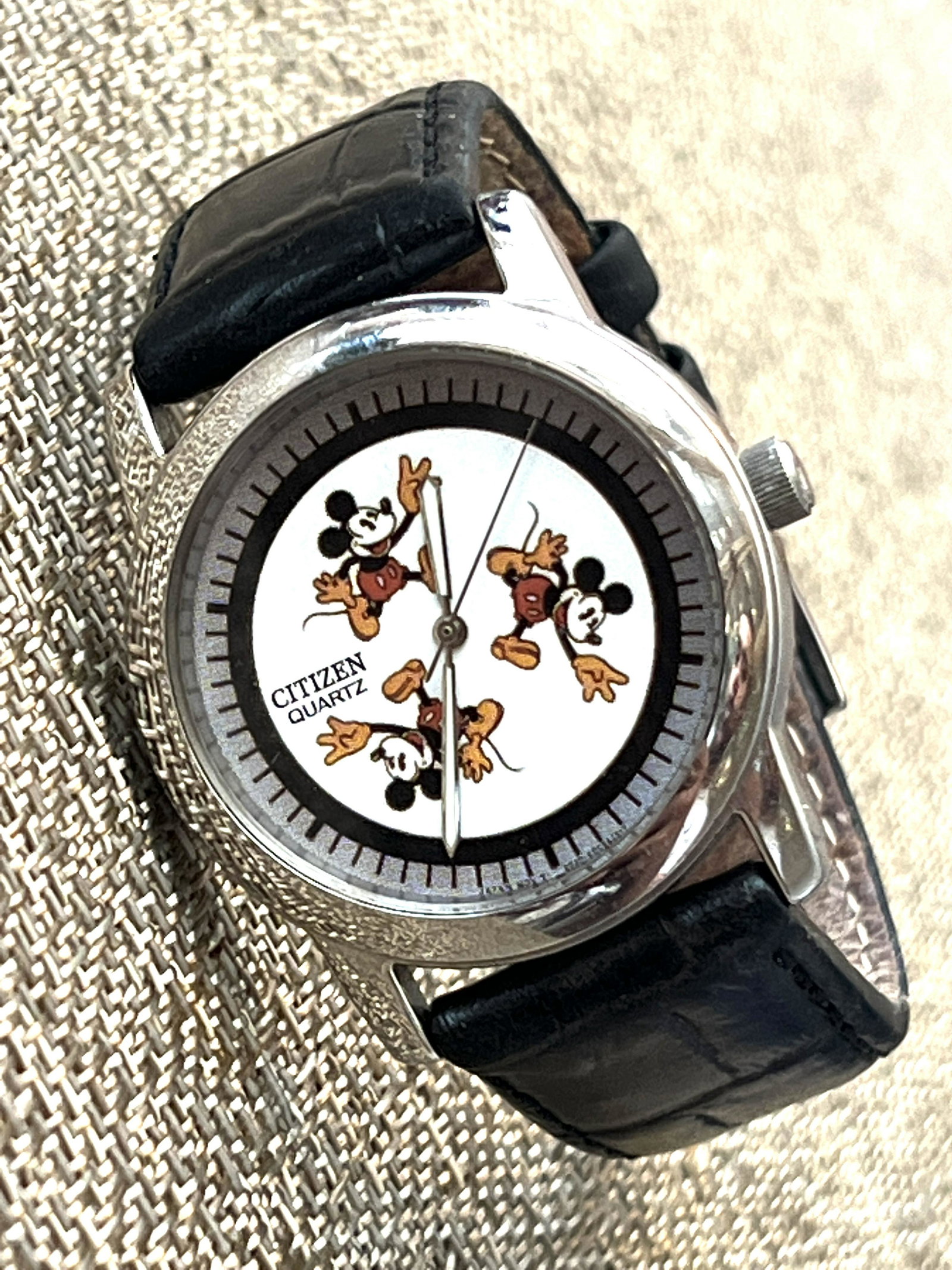 SEIKO 75 YRS WITH MICKEY UNISEX WRISTWATCH: SEIKO 75 YRS WITH MICKEY UNISEX WRISTWATCH. IN GOOD OVERALL SHAPE AND CONDITION. RUNS AND KEEPING GREAT TIME. PLEASE VIEW ALL DETAILED PICTURES. A GREAT FIND AND AN EXCELLENT ADDITION TO YOUR COLLECTI