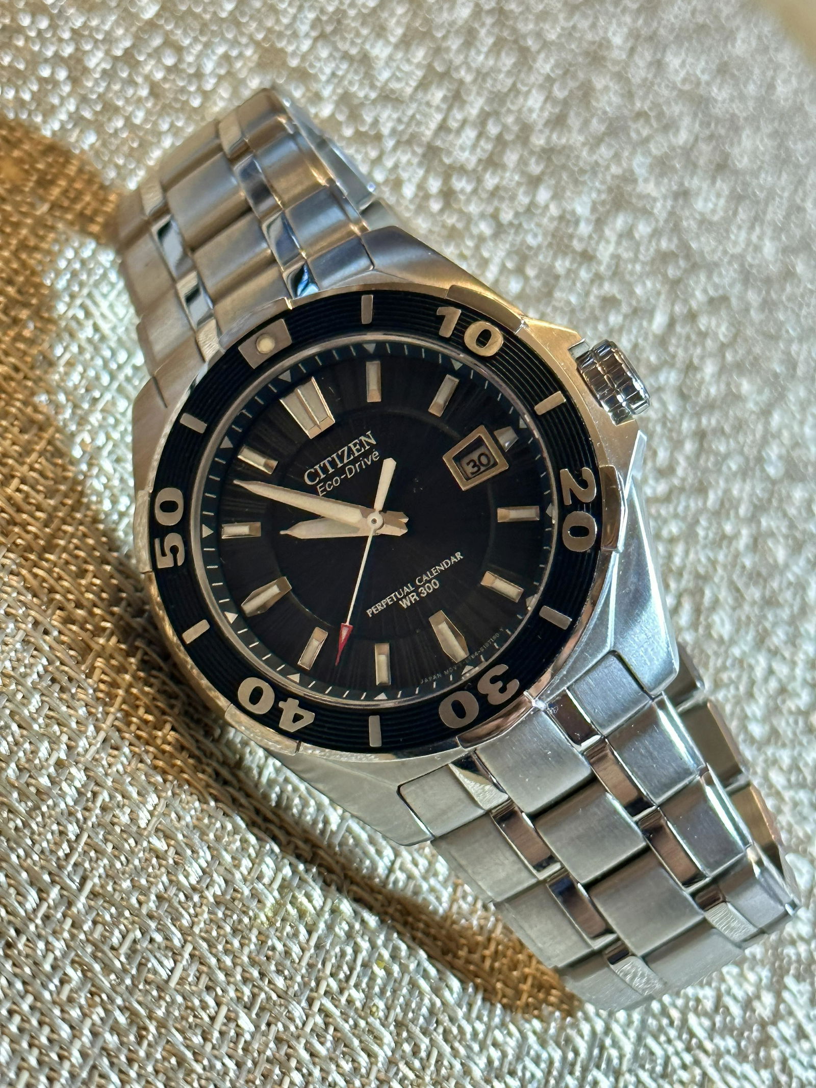 CITIZEN SIGNATURE COLLECTION COURAGEOUS MENS WRISTWATCH: CITIZEN SIGNATURE COLLECTION COURAGEOUS MENS WRISTWATCH. ITS IS IN MINT OVERALL SHAPE AND CONDITION. IN GOOD WORKING CONDITION. PLEASE VIEW ALL DETAILED PICTURES. A GREAT FIND AND AN EXCELLENT ADDITIO