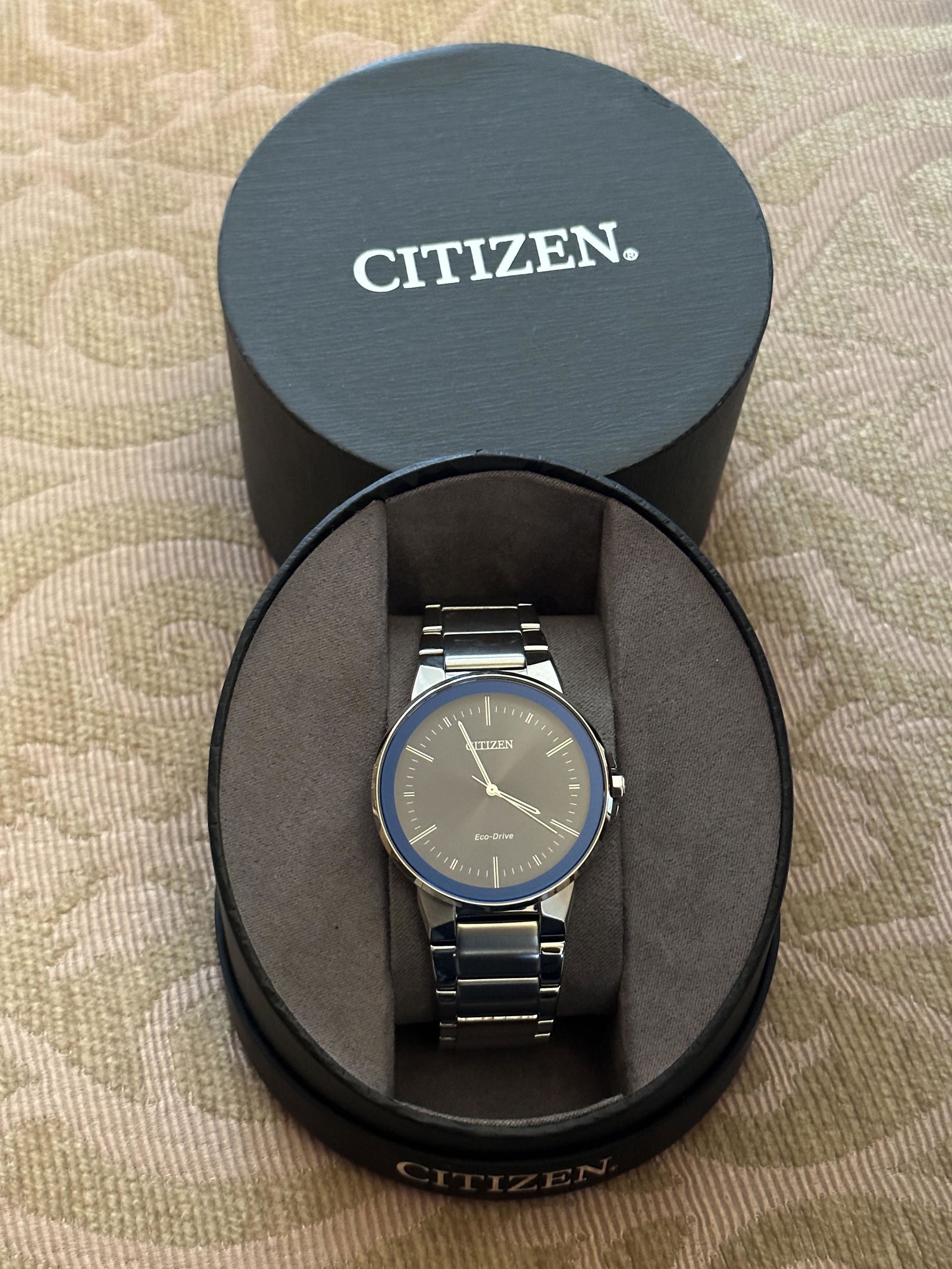 MENS CITIZEN ECO-DRIVE WRISTWATCH IN ORIG. BOX: MENS CITIZEN ECO-DRIVE WRISTWATCH IN ORIG. BOX. IN GOOD SHAPE AND CONDITION. PLEASE VIEW ALL DETAILED PICTURES. A GREAT FIND AND AN EXCELLENT ADDITION TO YOUR COLLECTION.