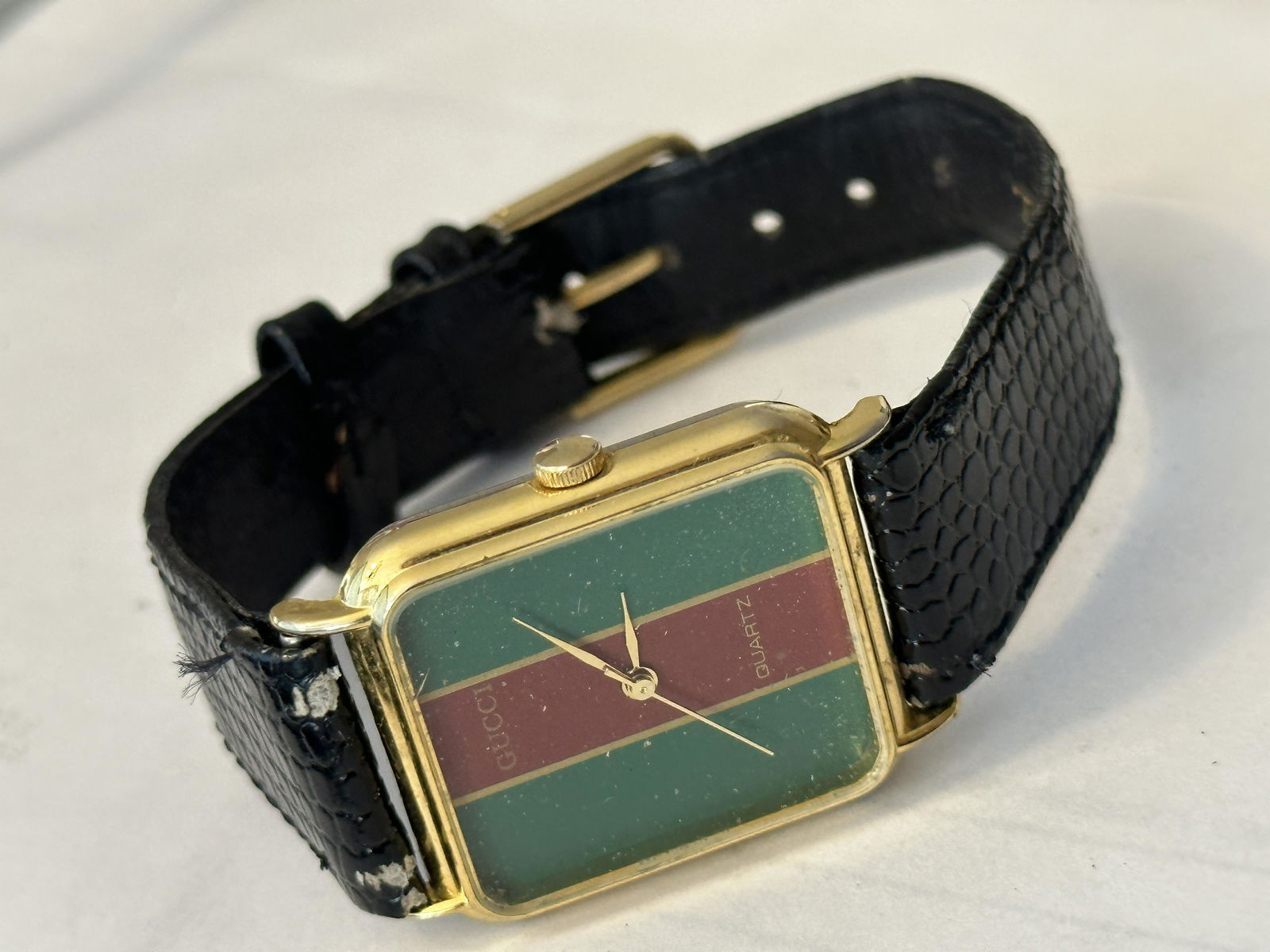 UNISEX GUCCI VINTAGE WRISWATCH: UNISEX GUCCI VINTAGE WRISWATCH. PLEASE VIEW ALL DETAILED PICTURES.