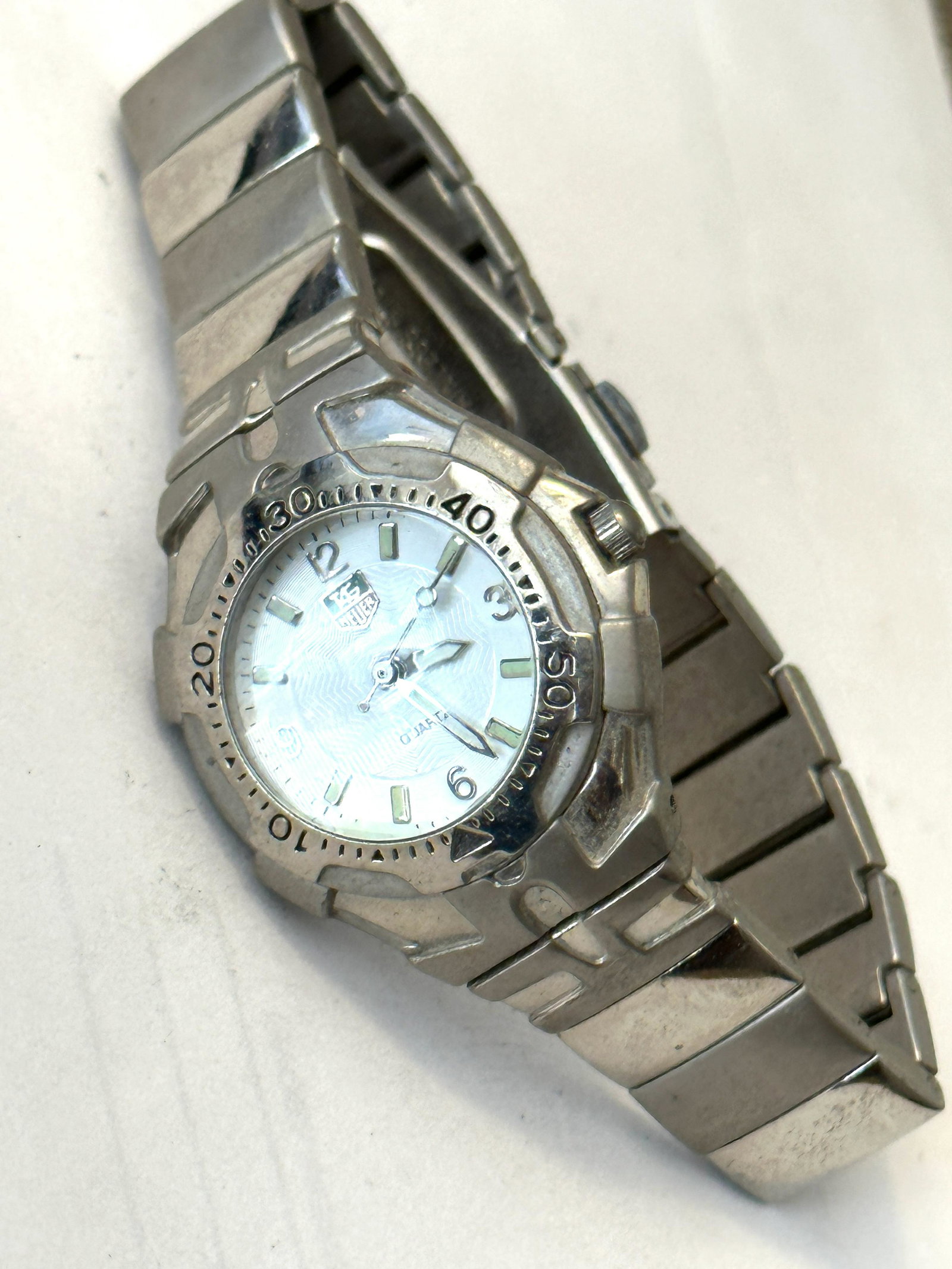 WOMEN'S TAG HEUER QUARTZ WRISTWATCH: WOMEN'S TAG HEUER QUARTZ WRISTWATCH. PLEASE VIEW ALL DETAILED PICTURES.