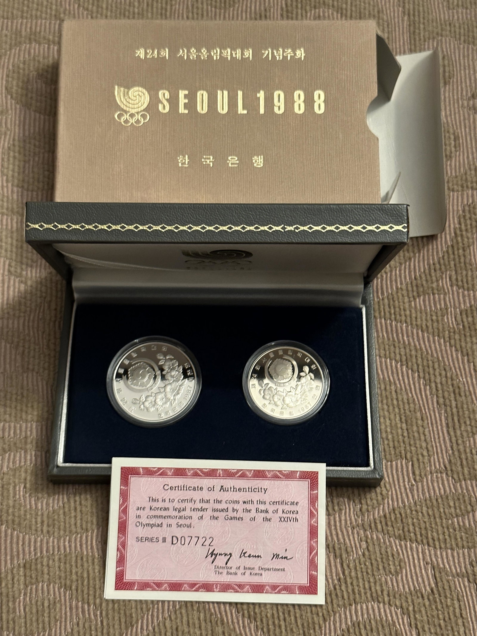 (2) BANK OF KOREA IN COMMEMORATION OF THE GAMES OF THEXXIVTH OLYMPIAD IN SEOUL COINS IN ORIG. BOX: (2) BANK OF KOREA IN COMMEMORATION OF THE GAMES OF THEXXIVTH OLYMPIAD IN SEOUL COINS IN ORIG. BOX. IT IS IN MINT OVERALL SHAPE AND CONDITION. PLEASE VIEW ALL DETAILED PICTURES. A GREAT FIND AND AN EXC
