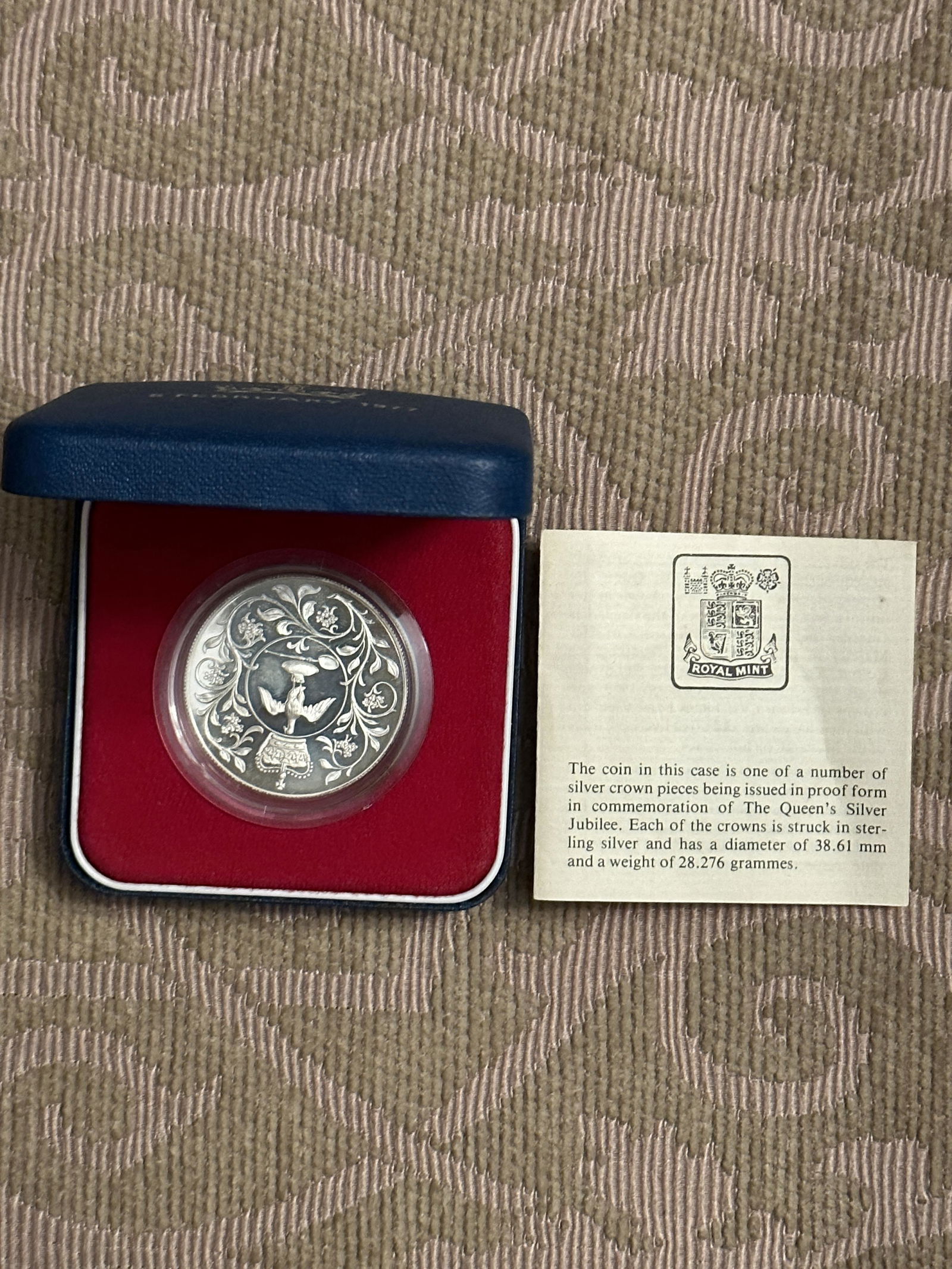 ROYAL MINT QUEEN'S SILVER JUBILEE STERLING SILVER CROWN COIN (1 of 4)