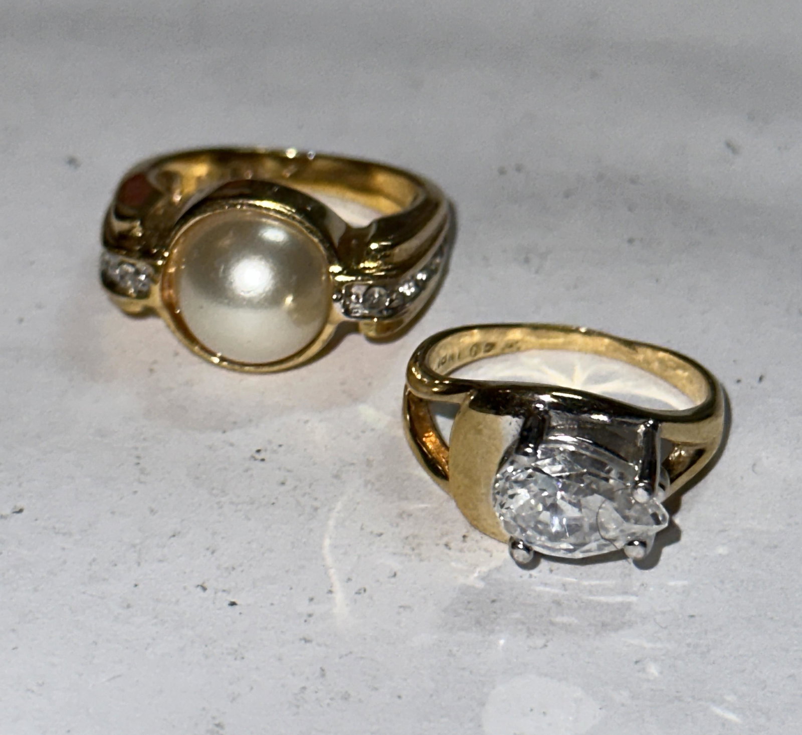 LOT OF (2) 18K GOLD PLATED RINGS SZ 6 (1 of 2)