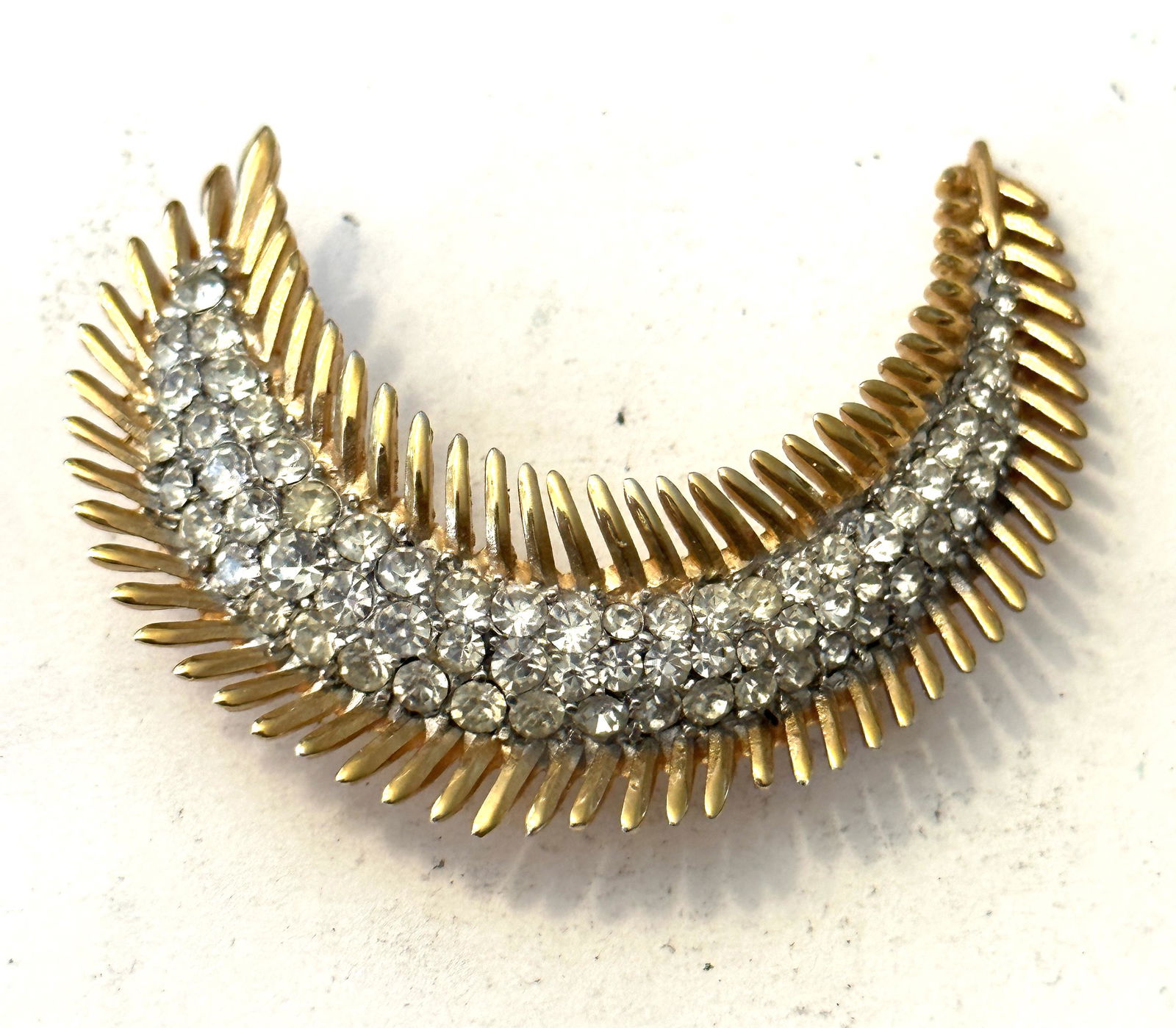 VINTAGE TRIFARI COCKTAIL BROOCH: VINTAGE TRIFARI COCKTAIL BROOCH. IT IS IN MINT OVERALL SHAPE AND CONDITION. A GREAT FIND AND AN EXCELLENT ADDITION TO YOUR COLLECTION.