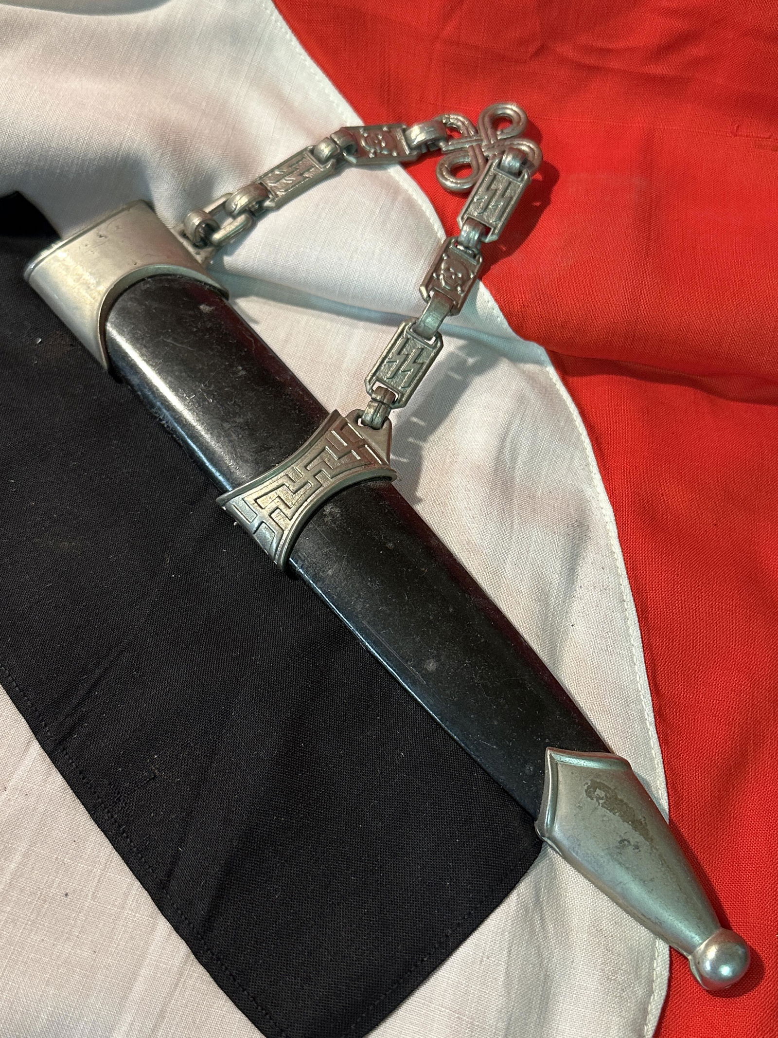 WW2 GERMAN SS PRESENTATION DAGGER SCABBARD WITH CHAIN: WW2 GERMAN SS PRESENTATION DAGGER SCABBARD WITH CHAIN. COMES FROM A COLLECTION. IN GOOD SHAPE AND CONDITION. PLEASE VIEW ALL DETAILED PICTURES. SOLD AS FOUND.