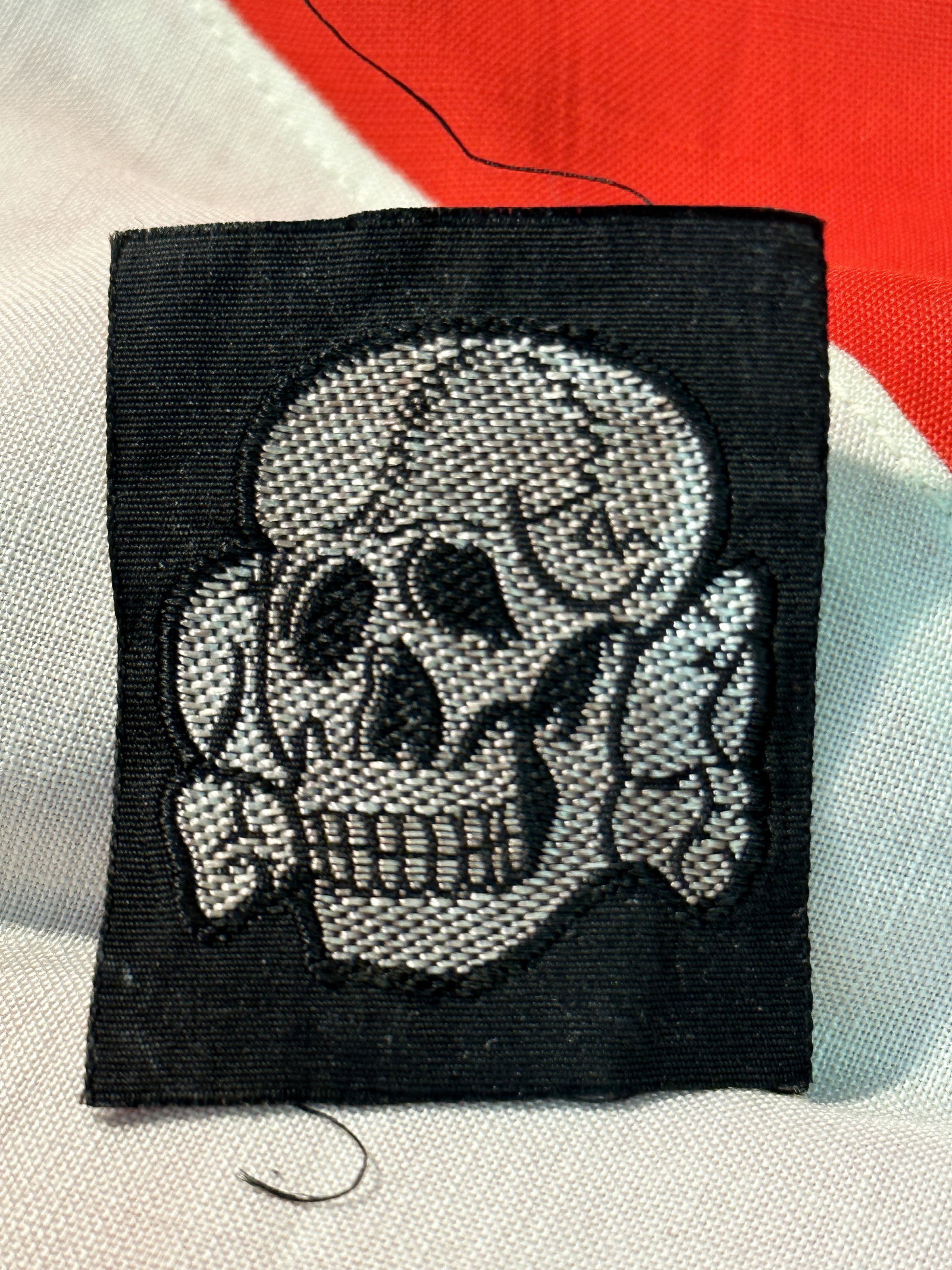 WW2 GERMAN TOTENKOPF SS SKULL CLOTH BADGE: WW2 GERMAN TOTENKOPF SS SKULL CLOTH BADGE. IT IS IN GOOD SHAPE AND CONDITION WITH A NICE PATINA THROUGHOUT. SHOWS WEAR AND TEAR. PLEASE VIEW ALL DETAILED PICTURES. A WELL MADE ANTIQUE GERMAN ARTIFACT.