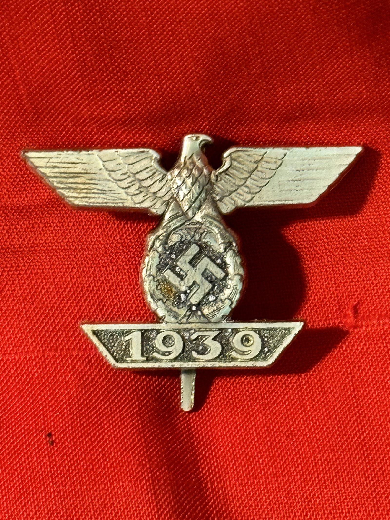 WW2 GERMAN BAR TO THE IRON CROSS 1939 EAGLE: WW2 GERMAN BAR TO THE IRON CROSS 1939 EAGLE. A RARE FIND. THE CLASP ON THE BACK IS MISSING/BROKEN. IT IS IN GOOD SHAPE AND CONDITION WITH A NICE PATINA THROUGHOUT. SHOWS WEAR AND TEAR. PLEASE VIEW ALL