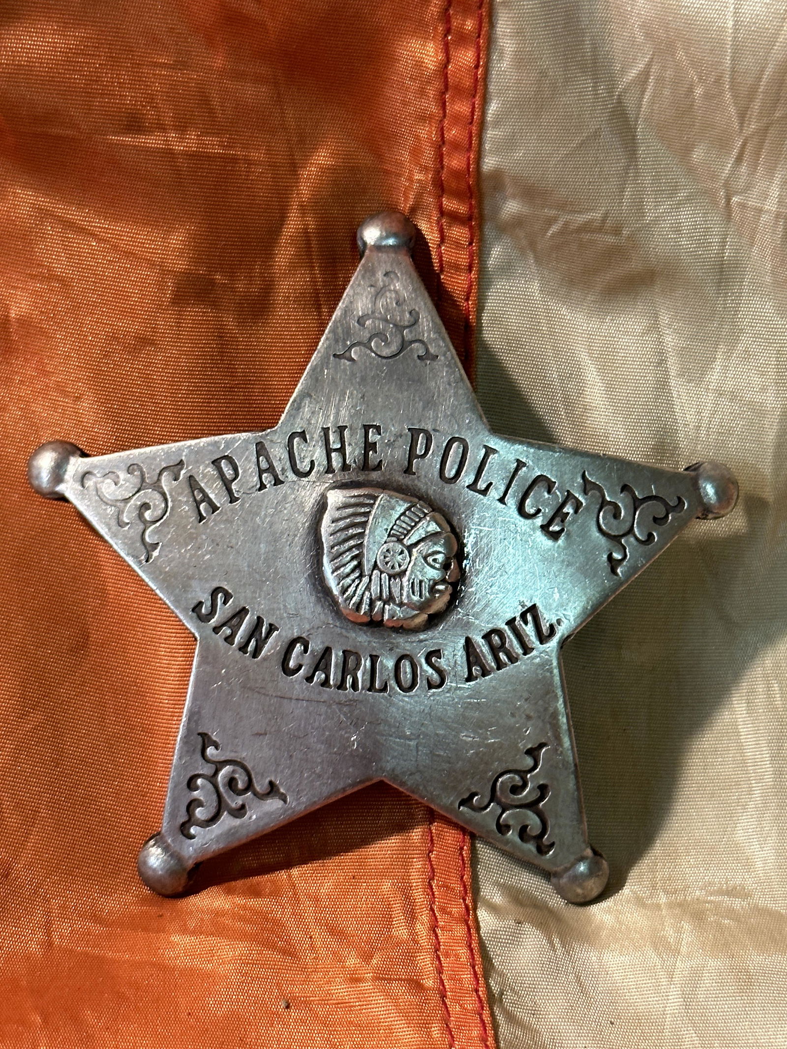 ANTIQUE APACHE POLICE INDIAN SAN CARLOS, ARIZ. BADGE: ANTIQUE APACHE POLICE INDIAN SAN CARLOS, ARIZ. BADGE. A RARE FIND. IT IS IN MINT OVERALL SHAPE AND CONDITION WITH A BEAUTIFUL OVERALL PATINA. PLEASE VIEW ALL DETAILED PICTURES. A GREAT FIND AND AN EXC