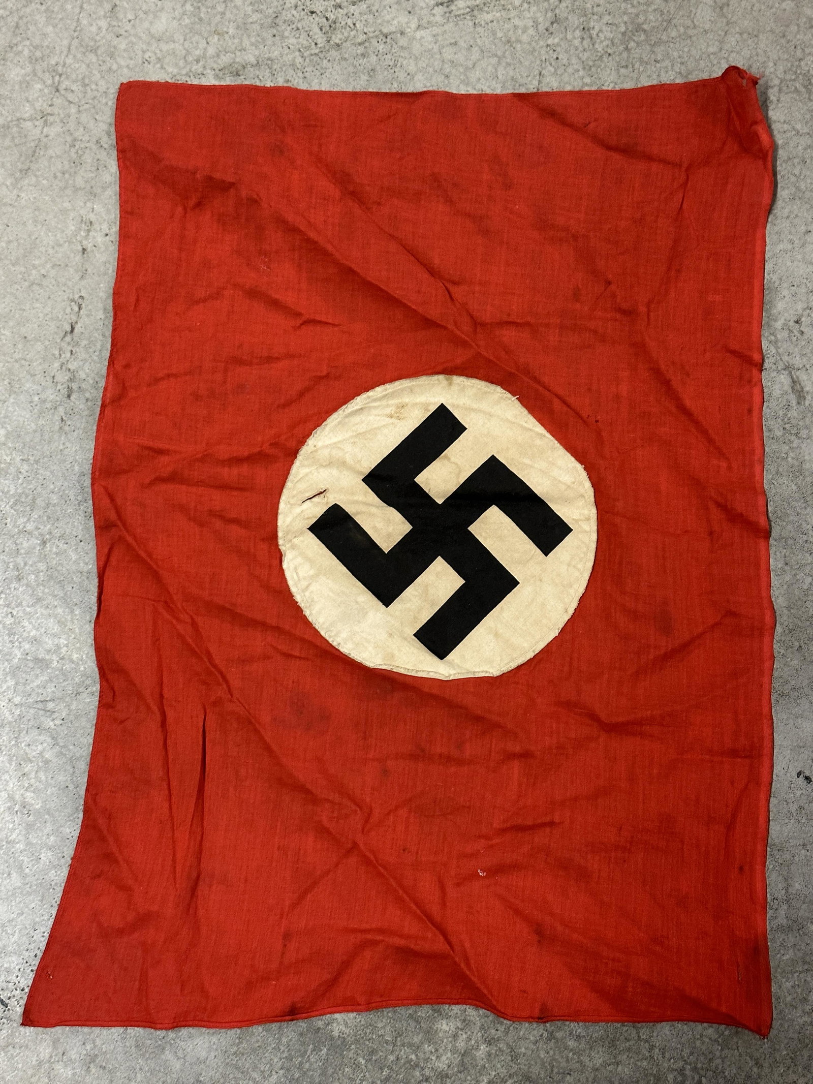 VET BRING BACK WW2 GERMAN BATTLE FLAG: VET BRING BACK WW2 GERMAN BATTLE FLAG. IT IS IN MINT OVERALL SHAPE AND CONDITION WITH A NICE PATINA THROUGHOUT. PLEASE VIEW ALL DETAILED PICTURES. A WELL MADE ANTIQUE GERMAN ARTIFACT.
