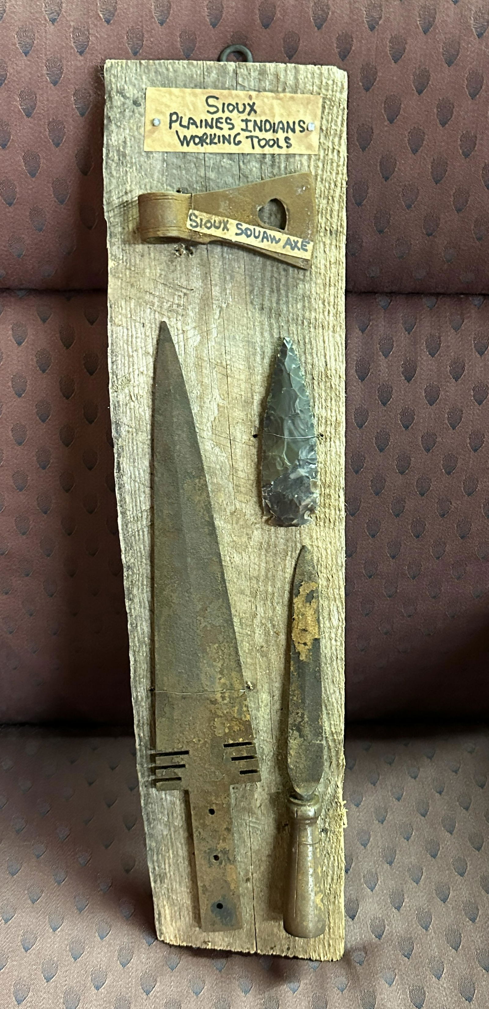 ANTIQUE NATIVE AMERICAN SIOUX PLANES INDIANS WORKING TOOLS DISPLAY: ANTIQUE NATIVE AMERICAN SIOUX PLANES INDIANS WORKING TOOLS DISPLAY. IT IS IN MINT OVERALL SHAPE AND CONDITION WITH A BEAUTIFUL OVERALL PATINA. HAS A GREAT LOOK TO IT WITH AN EXCELLENT OVERALL EYE APPE
