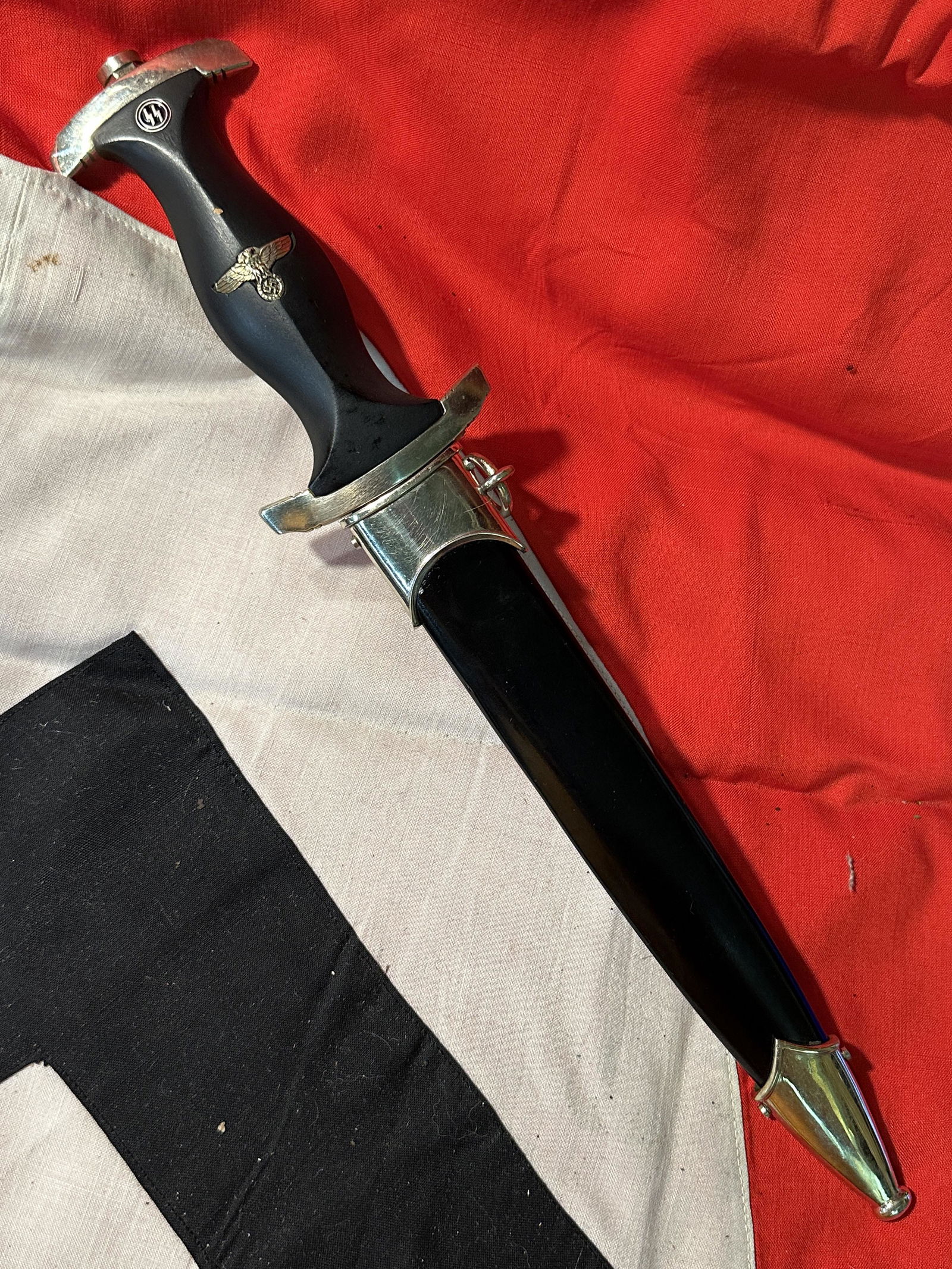 WW2 GERMAN WAFFEN SS DAGGER BY BOKER SOLINGEN: WW2 GERMAN WAFFEN SS DAGGER BY BOKER SOLINGEN. A RARE FIND. IT IS IN MINT OVERALL SHAPE AND CONDITION WITH A BEAUTIFUL OVERALL PATINA. HAS THE BOKER SOLINGEN MAKER MARKS ON IT. ONE SIDE OF THE BLADE I