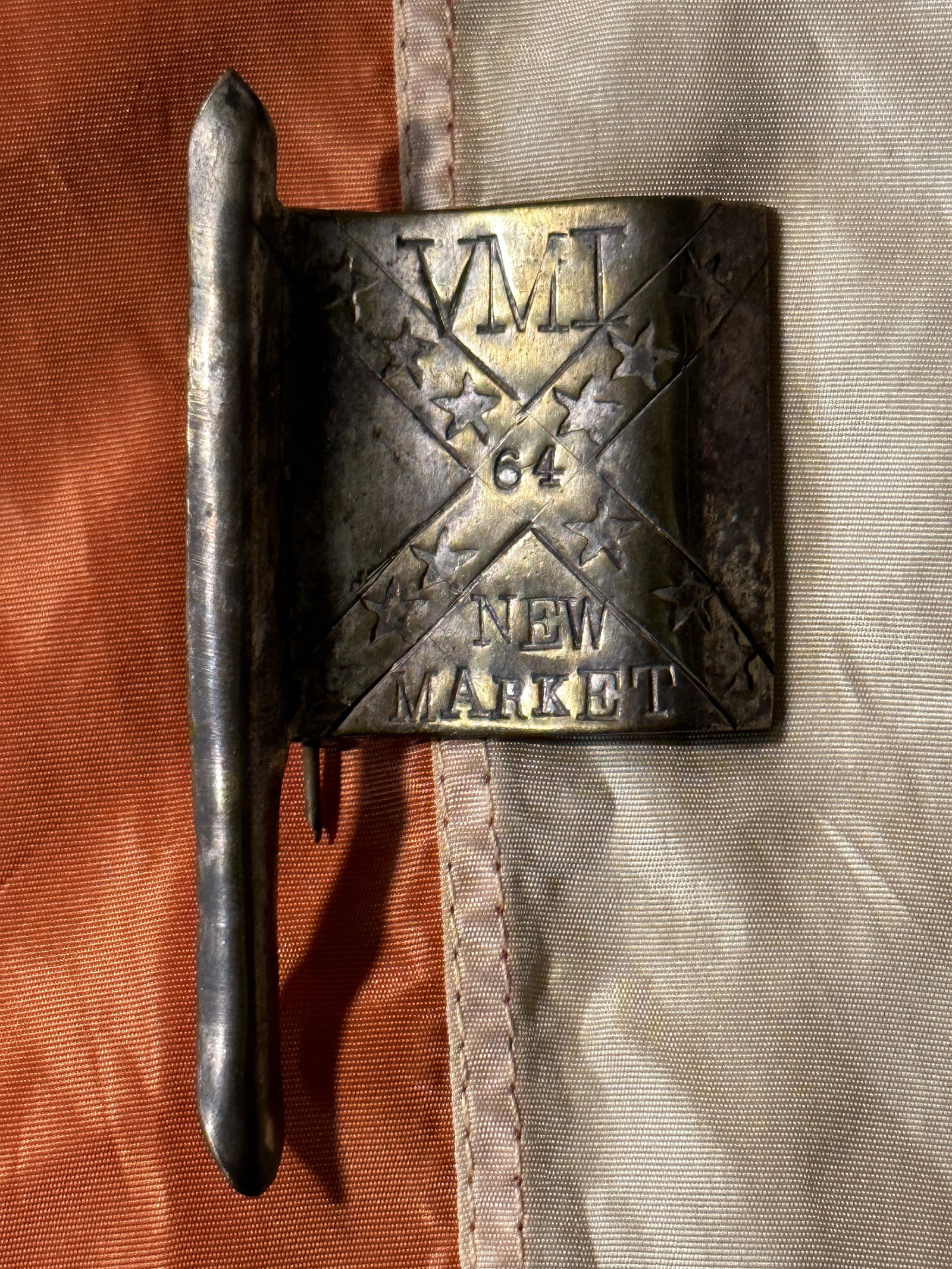 RARE CIVIL WAR VMI 13 STAR FLAG NEW MARKET BADGE: RARE CIVIL WAR VMI 13 STAR FLAG NEW MARKET BADGE. A RARE FIND. IT IS IN MINT OVERALL SHAPE AND CONDITION WITH A BEAUTIFUL OVERALL PATINA. A GREAT FIND AND AN EXCELLENT ADDITION TO YOUR COLLECTION.
