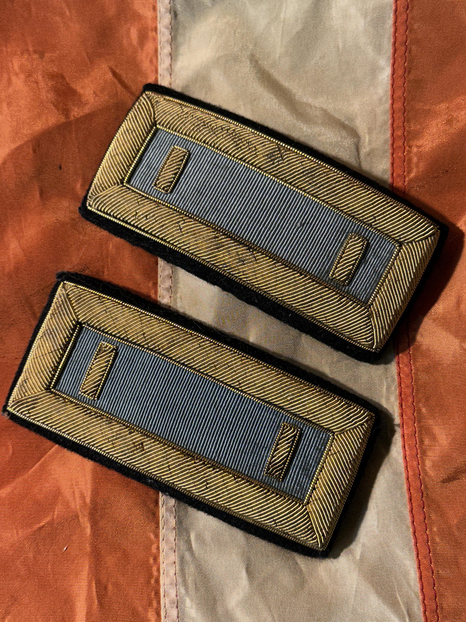 SCARCE CIVIL WAR UNION OFFICER COAT SHOULDER BOARDS: SCARCE CIVIL WAR UNION OFFICER COAT SHOULDER BOARDS. A RARE FIND. IT IS IN MINT OVERALL SHAPE AND CONDITION WITH A BEAUTIFUL OVERALL PATINA. A GREAT FIND AND AN EXCELLENT ADDITION TO YOUR COLLECTION.