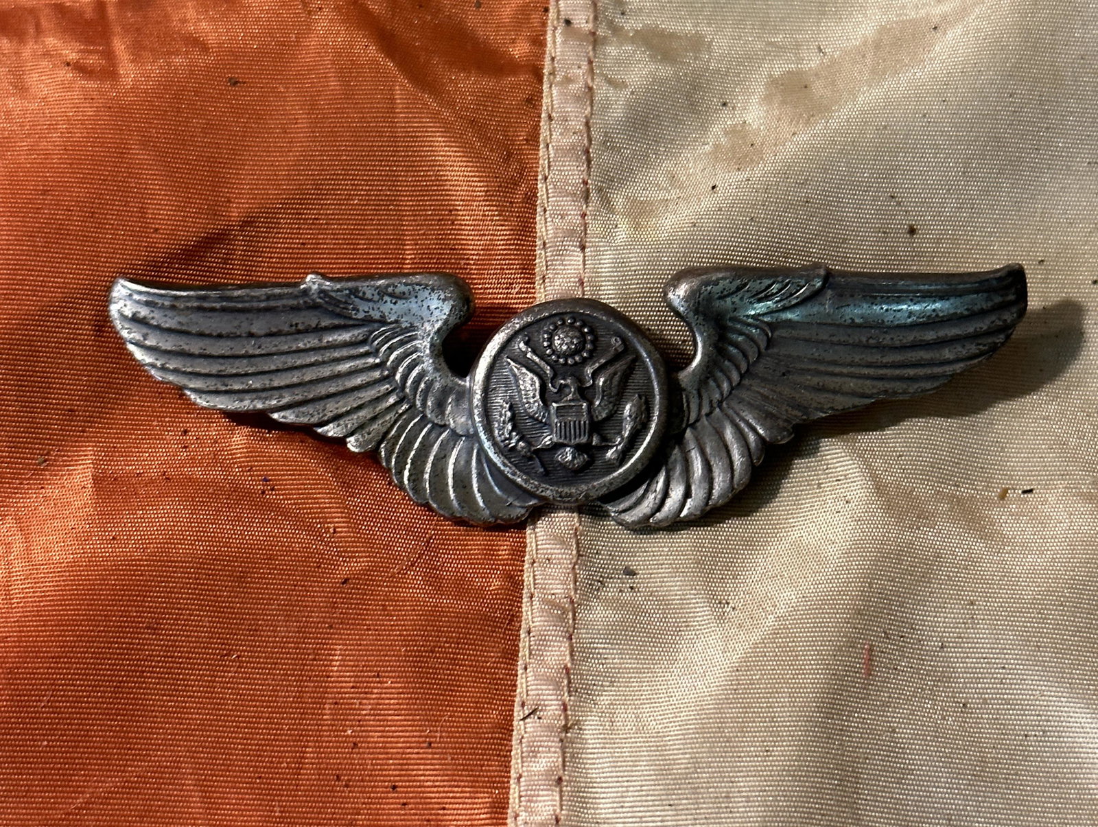 WW2 U.S. STERLING SILVER PILOTS WINGS BADGE: WW2 U.S. STERLING SILVER PILOTS WINGS BADGE. PLEASE VIEW PICTURES FOR MEASUREMENTS. IT IS IN MINT OVERALL SHAPE AND CONDITION WITH A BEAUTIFUL OVERALL PATINA. A GREAT FIND AND AN EXCELLENT ADDITION TO