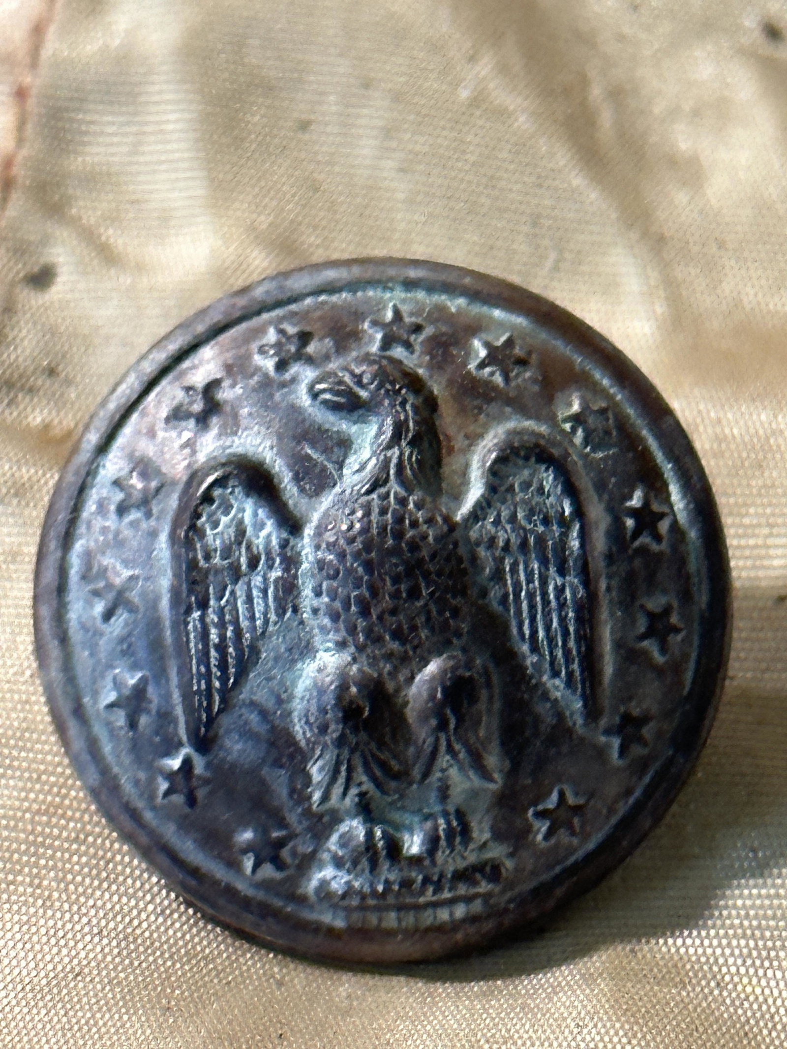 RARE CIVIL WAR 13 STAR CONFEDERATE OFFICER COAT BUTTON: RARE CIVIL WAR 13 STAR CONFEDERATE OFFICER COAT BUTTON. IT IS IN MINT OVERALL SHAPE AND CONDITION WITH A BEAUTIFUL OVERALL PATINA. A GREAT FIND AND AN EXCELLENT ADDITION TO YOUR COLLECTION.