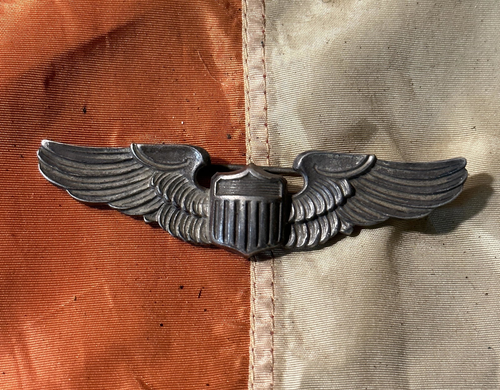 WW2 U.S. STERLING SILVER PILOTS WINGS BADGE: WW2 U.S. STERLING SILVER PILOTS WINGS BADGE. PLEASE VIEW PICTURES FOR MEASUREMENTS. IT IS IN MINT OVERALL SHAPE AND CONDITION WITH A BEAUTIFUL OVERALL PATINA. A GREAT FIND AND AN EXCELLENT ADDITION TO