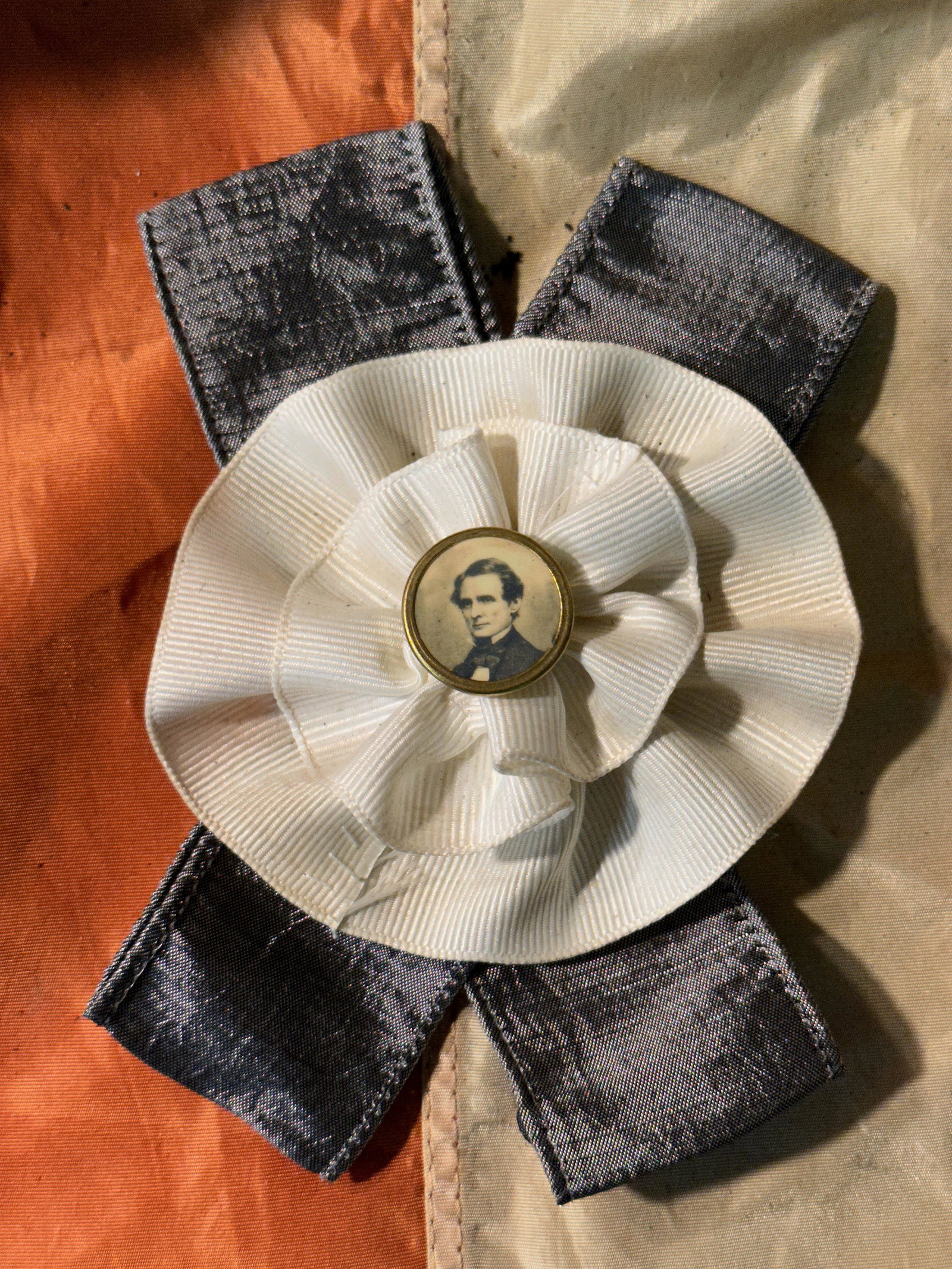 CIVIL WAR DAUGHTERS OF THE CONFEDERACY ORNATE PIN WITH PHOTOGRAPH: CIVIL WAR DAUGHTERS OF THE CONFEDERACY ORNATE PIN WITH PHOTOGRAPH. IT IS IN MINT OVERALL SHAPE AND CONDITION WITH A BEAUTIFUL OVERALL PATINA. A GREAT FIND AND AN EXCELLENT ADDITION TO YOUR COLLECTION.