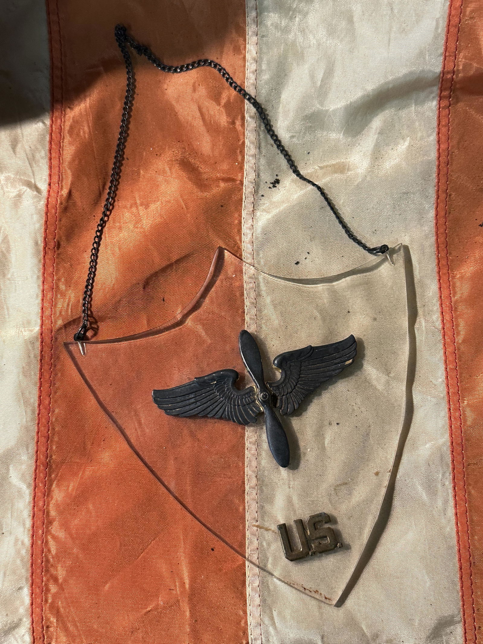 RARE WW2 U.S. STERLING WINGS SHIELD TRENCH ART WALL HANGER: RARE WW2 U.S. STERLING WINGS SHIELD TRENCH ART WALL HANGER. A RARE FIND. IT IS IN MINT OVERALL SHAPE AND CONDITION WITH A BEAUTIFUL OVERALL PATINA. PLEASE VIEW ALL DETAILED PICTURES. A GREAT FIND AND