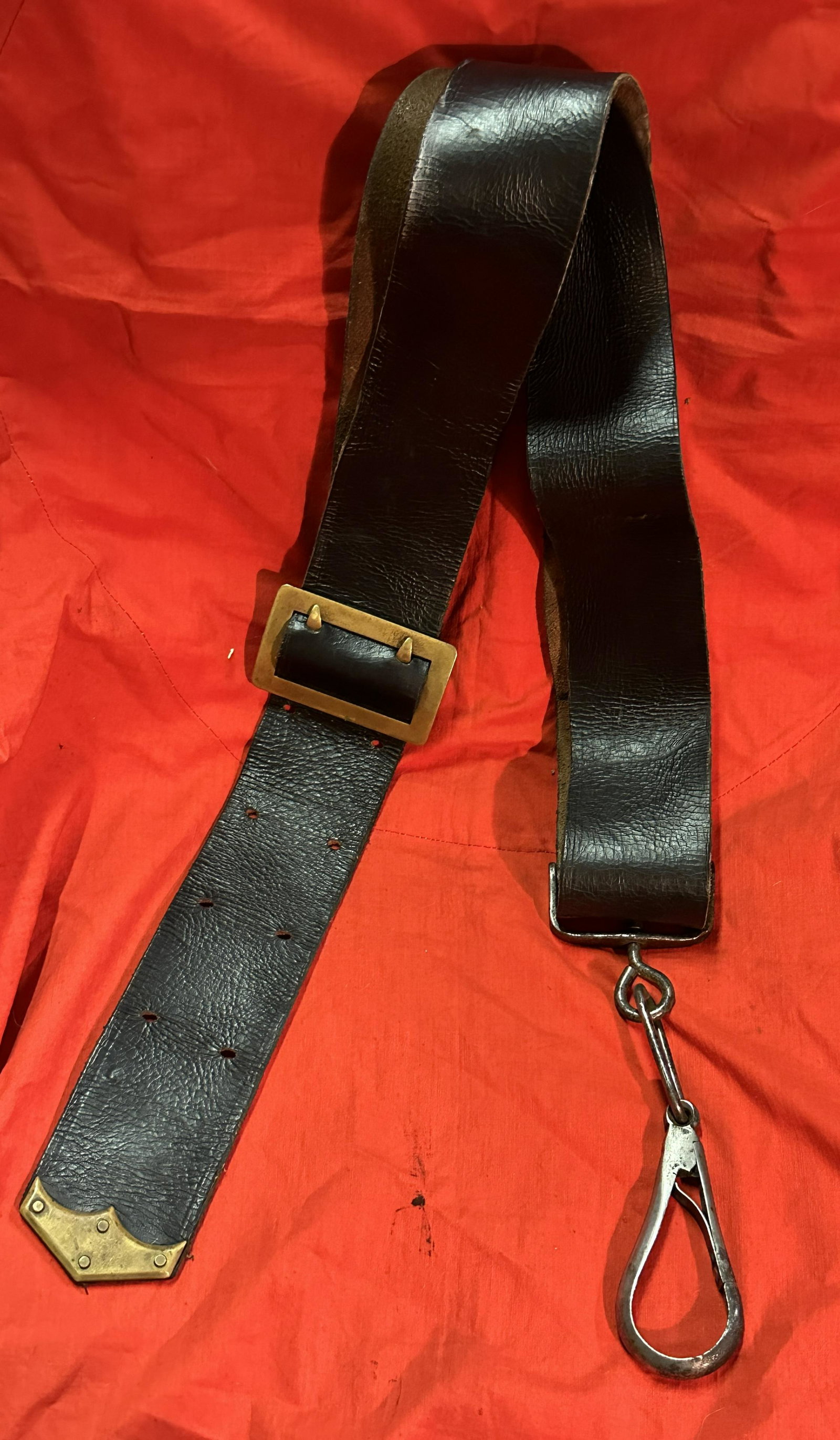 RARE CIVIL WAR CONFEDERATE CARBINE LEATHER SLING WITH SWIVEL: RARE CIVIL WAR CONFEDERATE CARBINE LEATHER SLING WITH SWIVEL. A VERY RARE FIND. IT IS IN MINT OVERALL SHAPE AND CONDITION WITH A BEAUTIFUL OVERALL PATINA. HAS A GREAT LOOK TO IT WITH AN EXCELLENT OVER